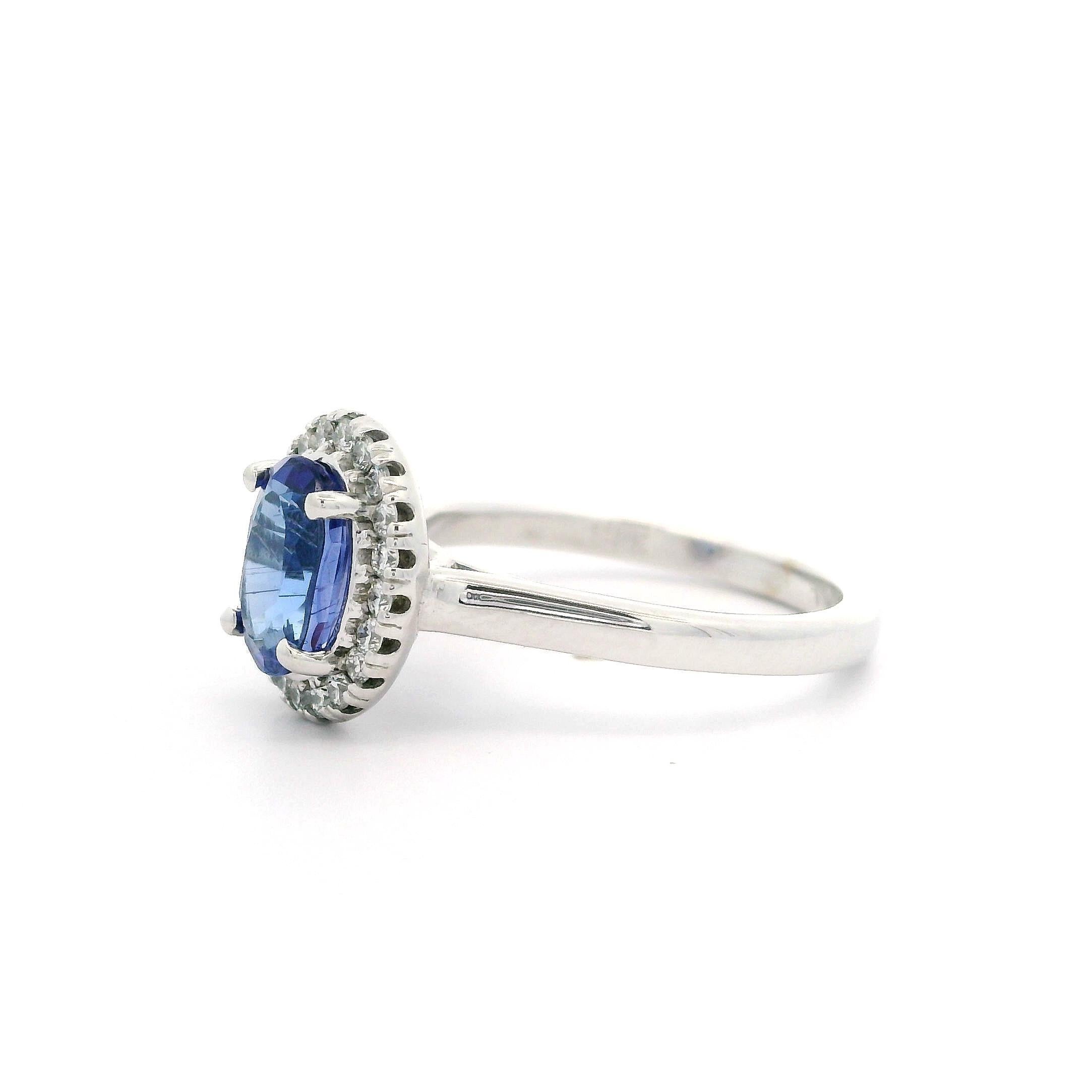 Anillo clásico de oro blanco de 14 quilates con tanzanita azul violeta ovalada de 1,58 quilates y halo de diamantes en venta 3