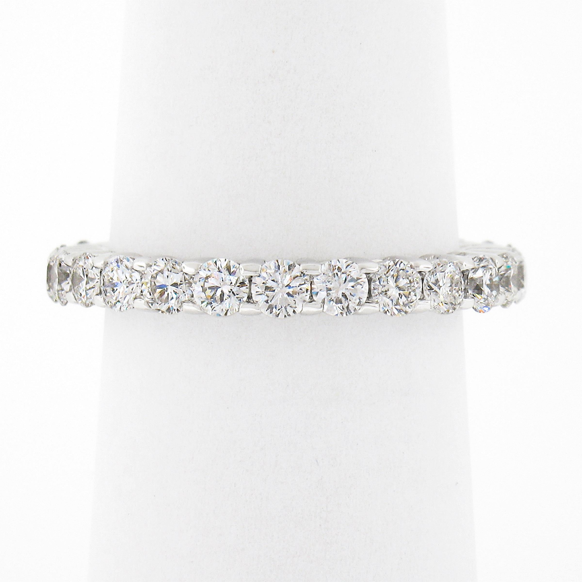 Questo splendido anello a fascia per l'eternità è realizzato in oro bianco massiccio 14 carati e presenta 25 splendide pietre di diamante che sono incastonate in modo ordinato e condiviso su tutta la fascia. Ognuno di questi diamanti super infuocati