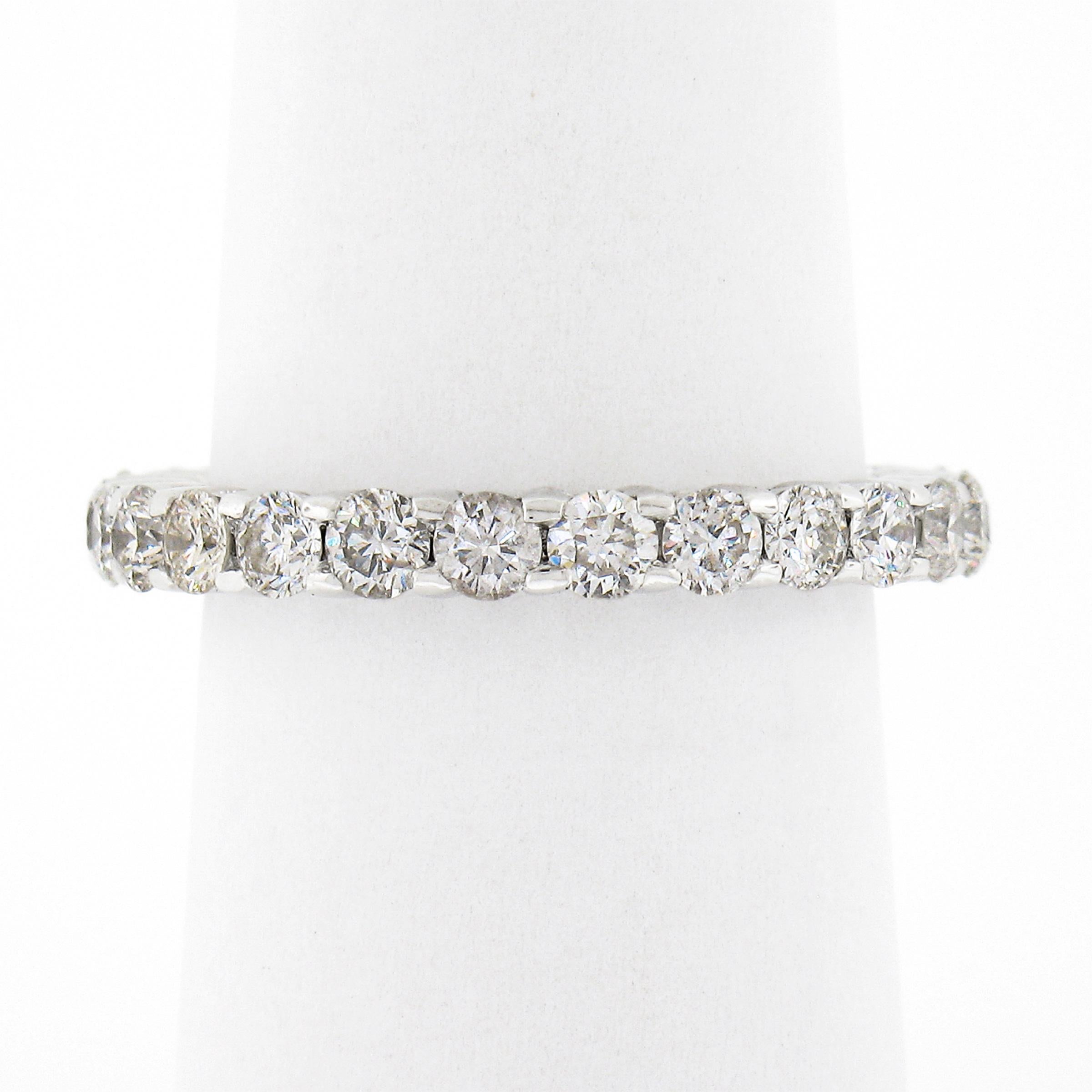 Anello classico in oro bianco 14k con diamanti rotondi incastonati da 1,60 carati In condizioni ottime in vendita a Montclair, NJ