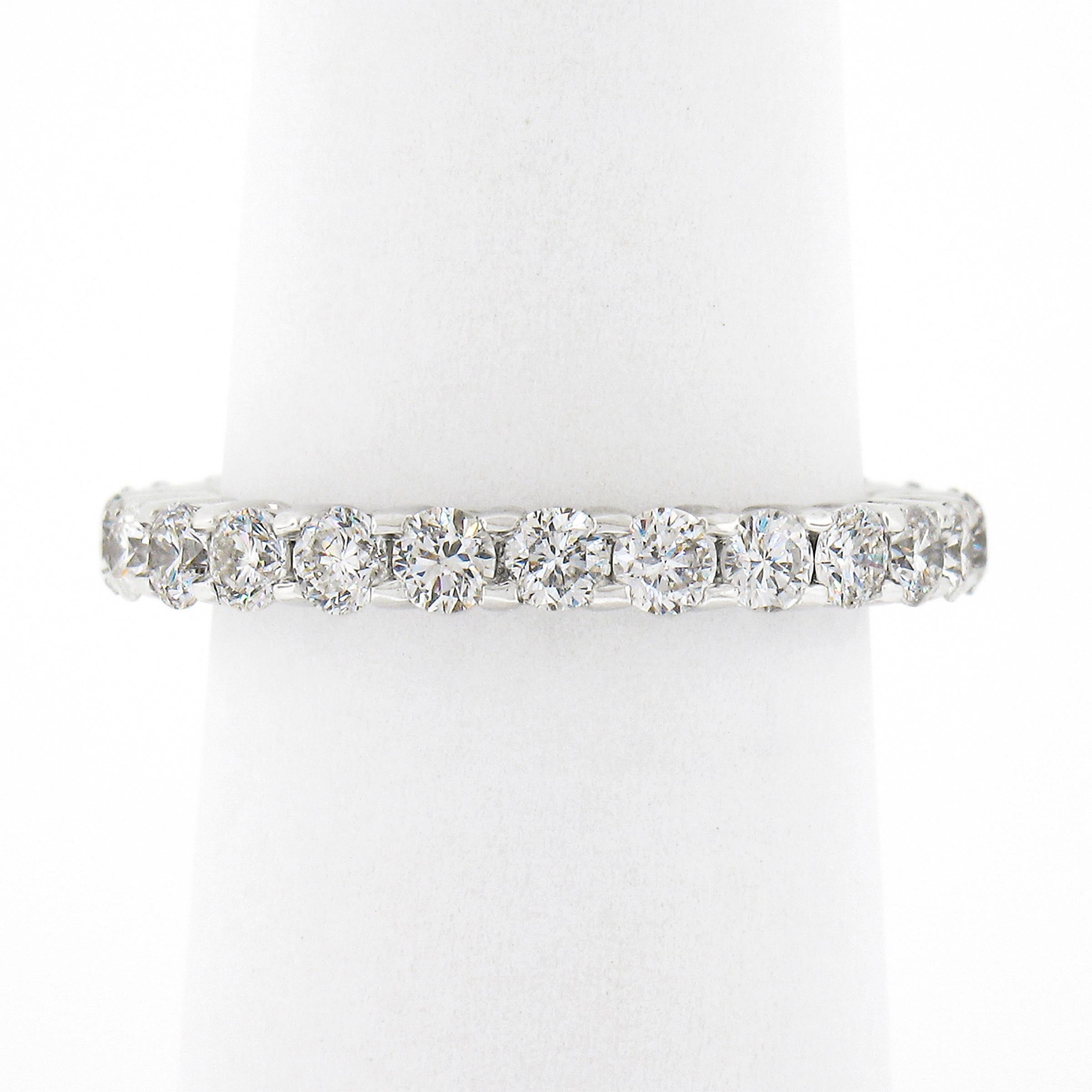 Donna Anello classico in oro bianco 14k con diamanti rotondi incastonati da 1,60 carati in vendita