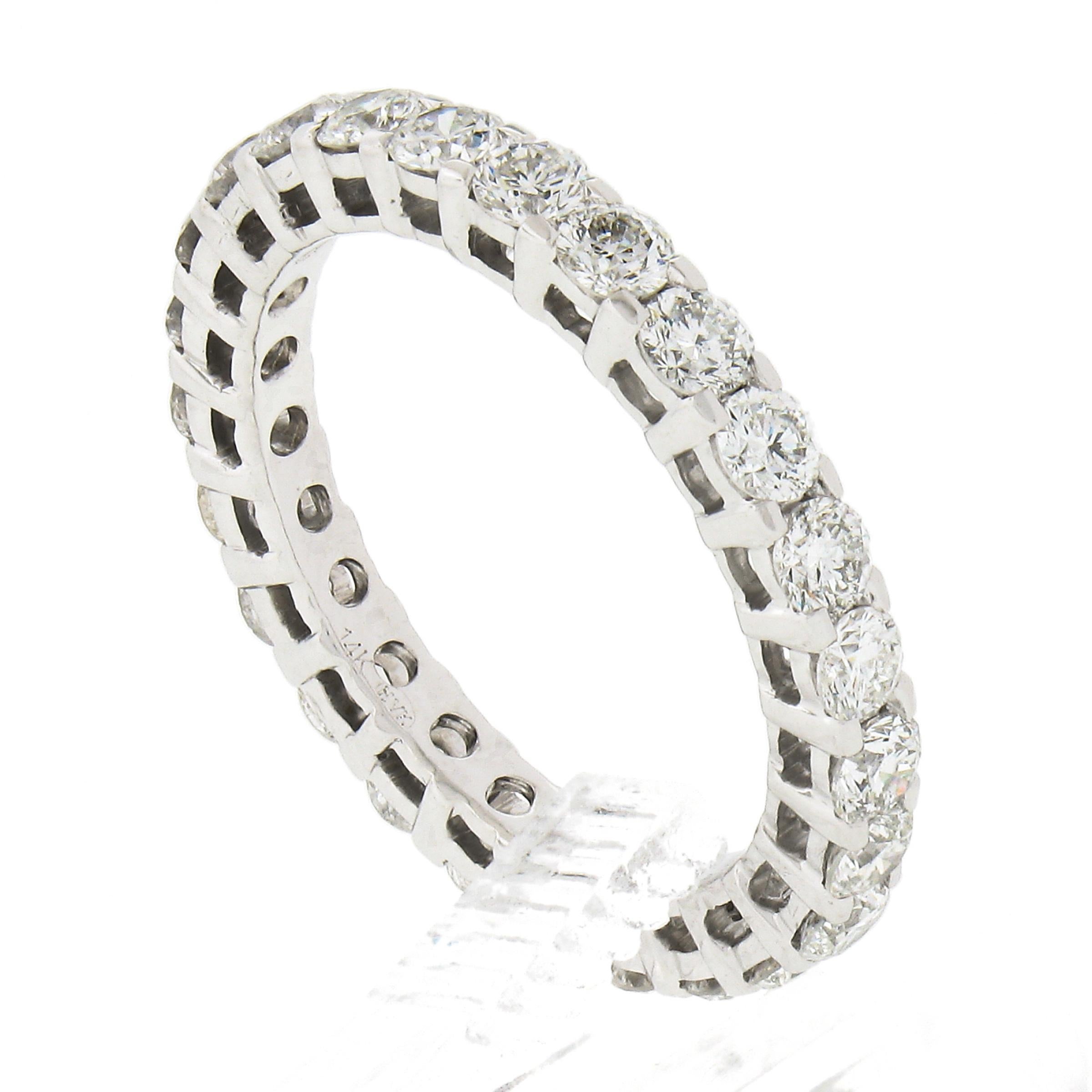 Anello classico in oro bianco 14k con diamanti rotondi incastonati da 1,60 carati in vendita 4