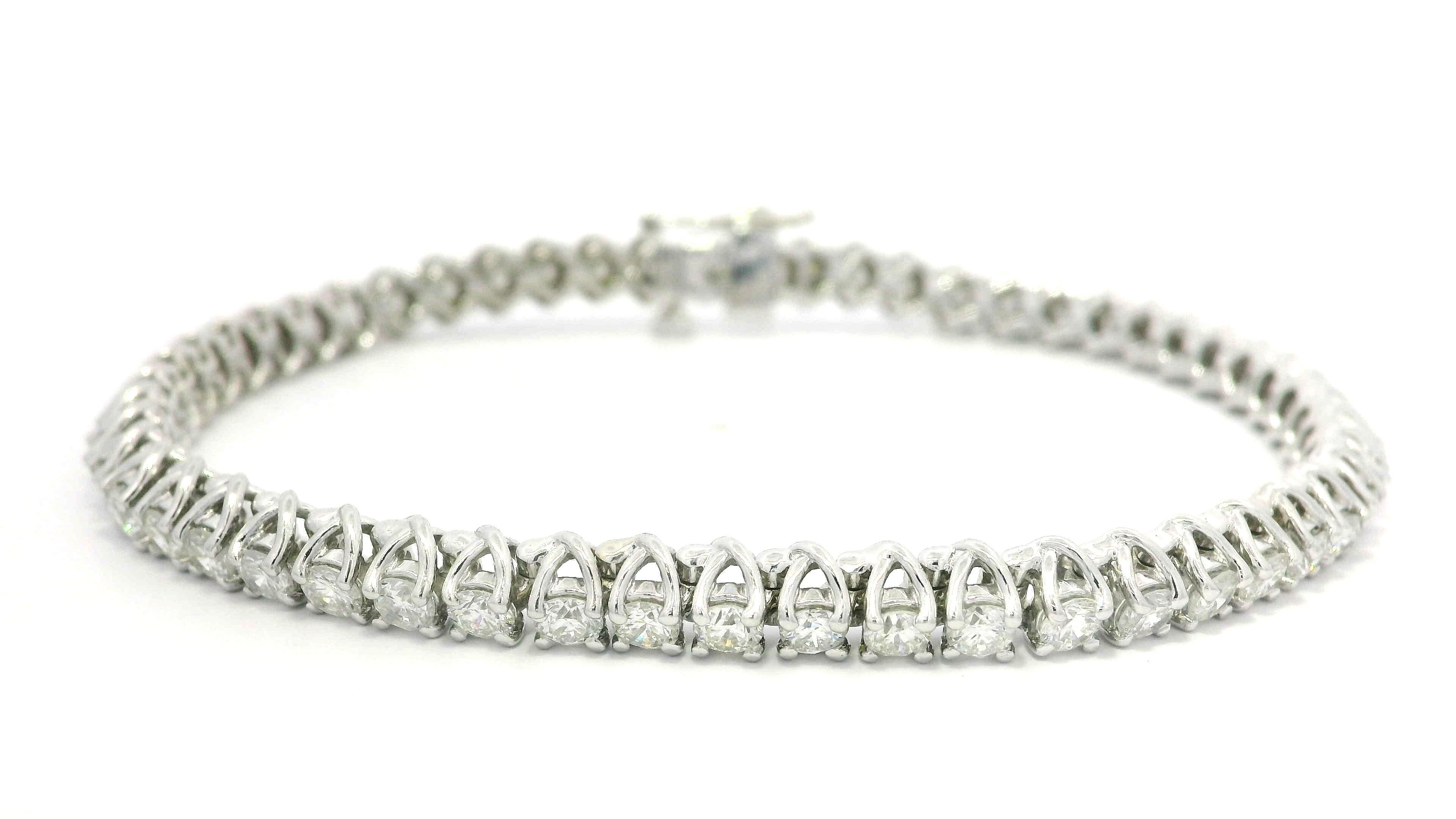 Pulsera de tenis clásica de oro blanco de 14k con diamantes redondos en forma de 