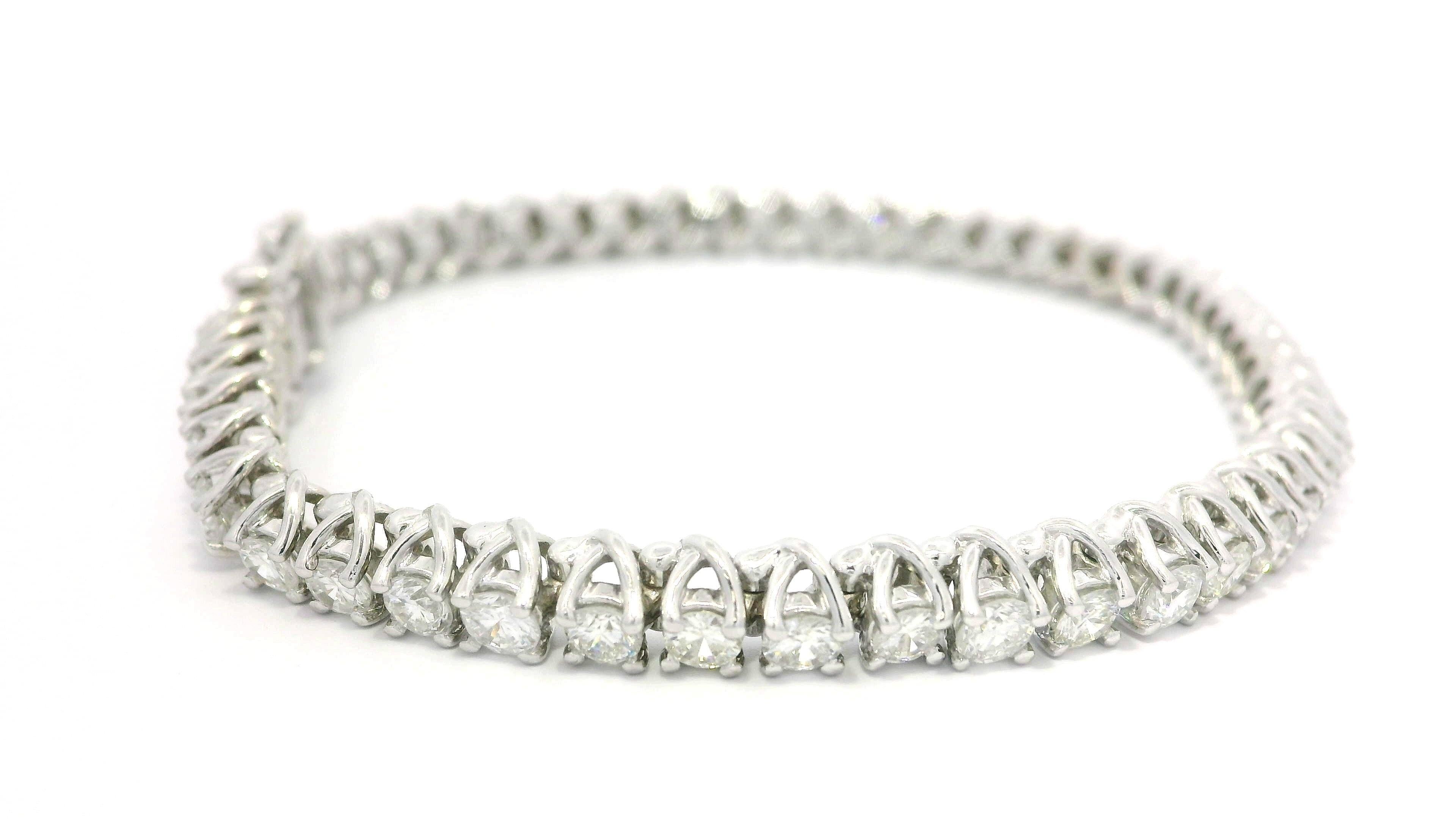 Pulsera de tenis clásica de oro blanco de 14k con diamantes redondos en forma de 