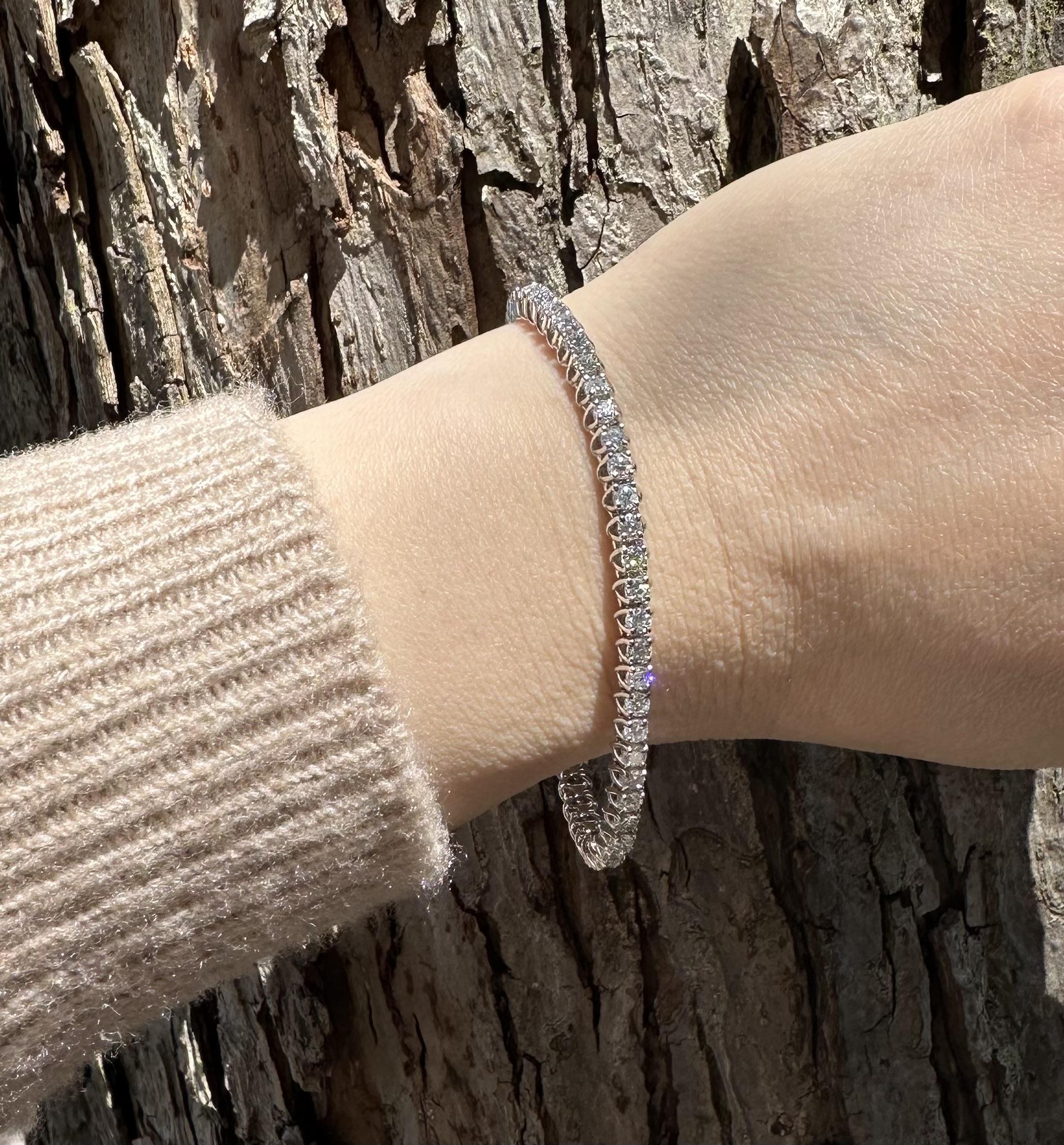 Pulsera de tenis clásica de oro blanco de 14k con diamantes redondos en forma de 