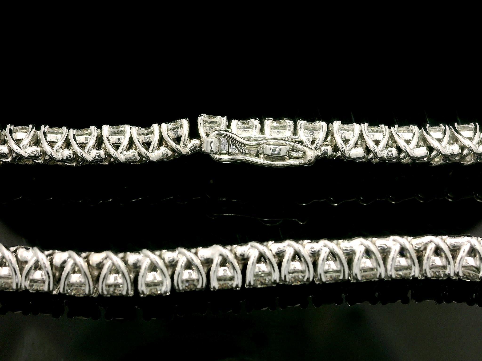 Pulsera de tenis clásica de oro blanco de 14k con diamantes redondos en forma de 