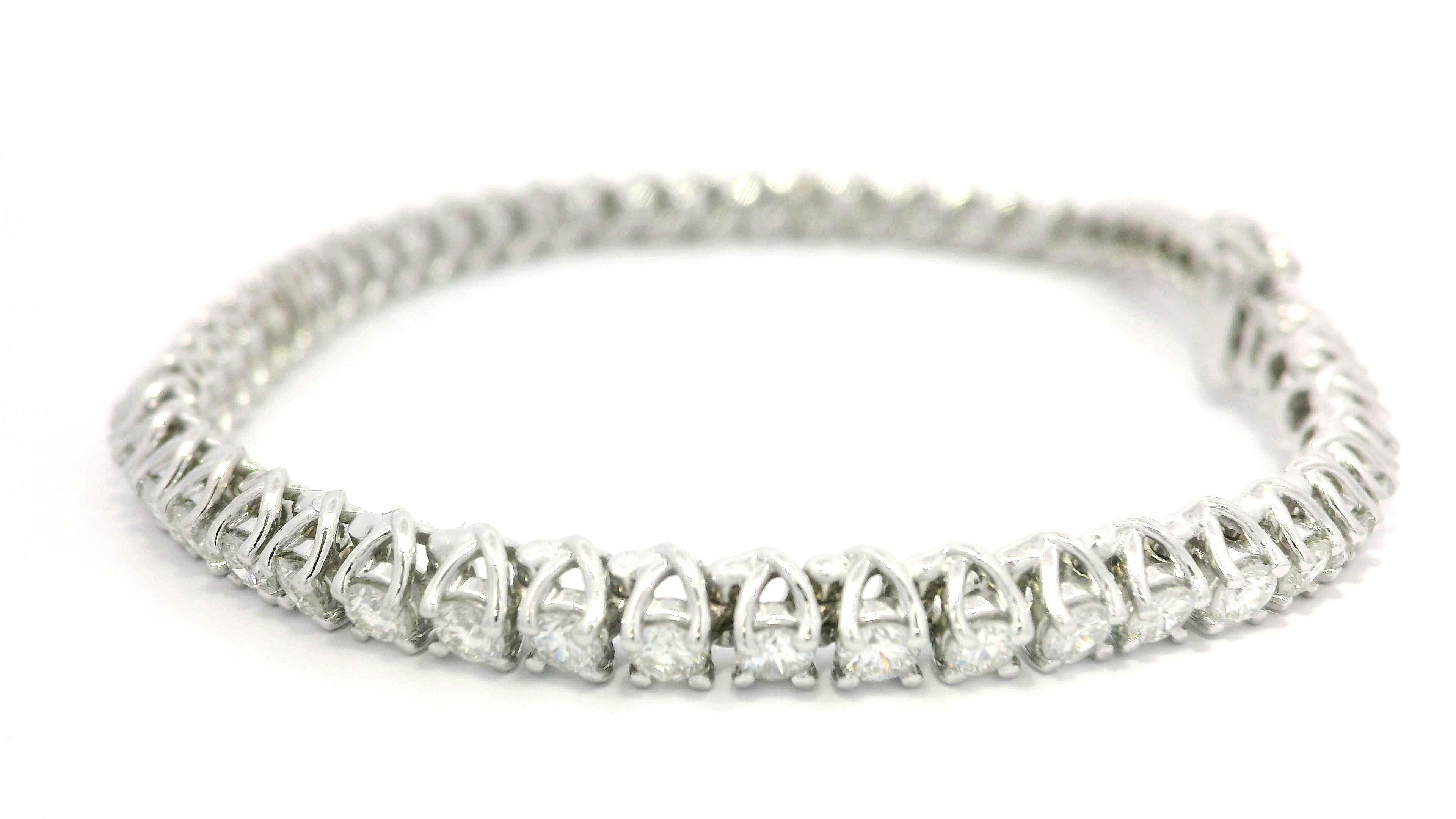 Pulsera de tenis clásica de oro blanco de 14k con diamantes redondos en forma de 