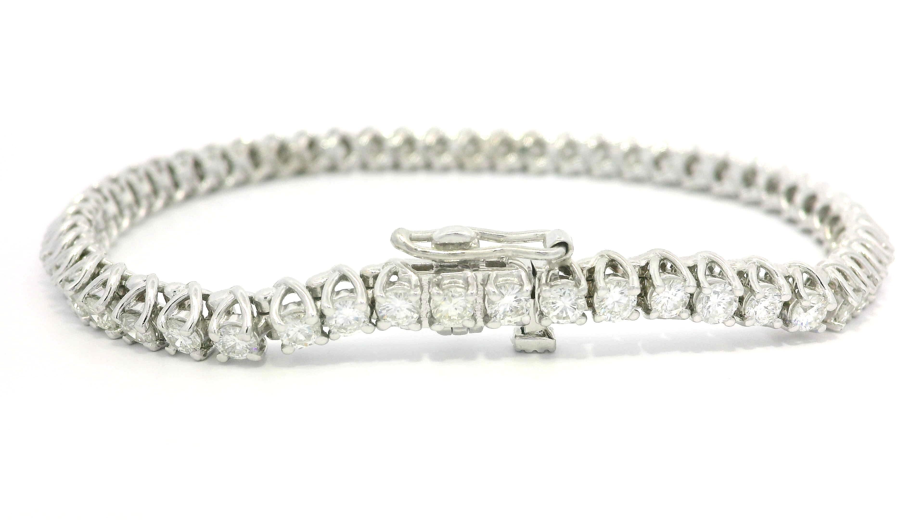 Pulsera de tenis clásica de oro blanco de 14k con diamantes redondos en forma de 