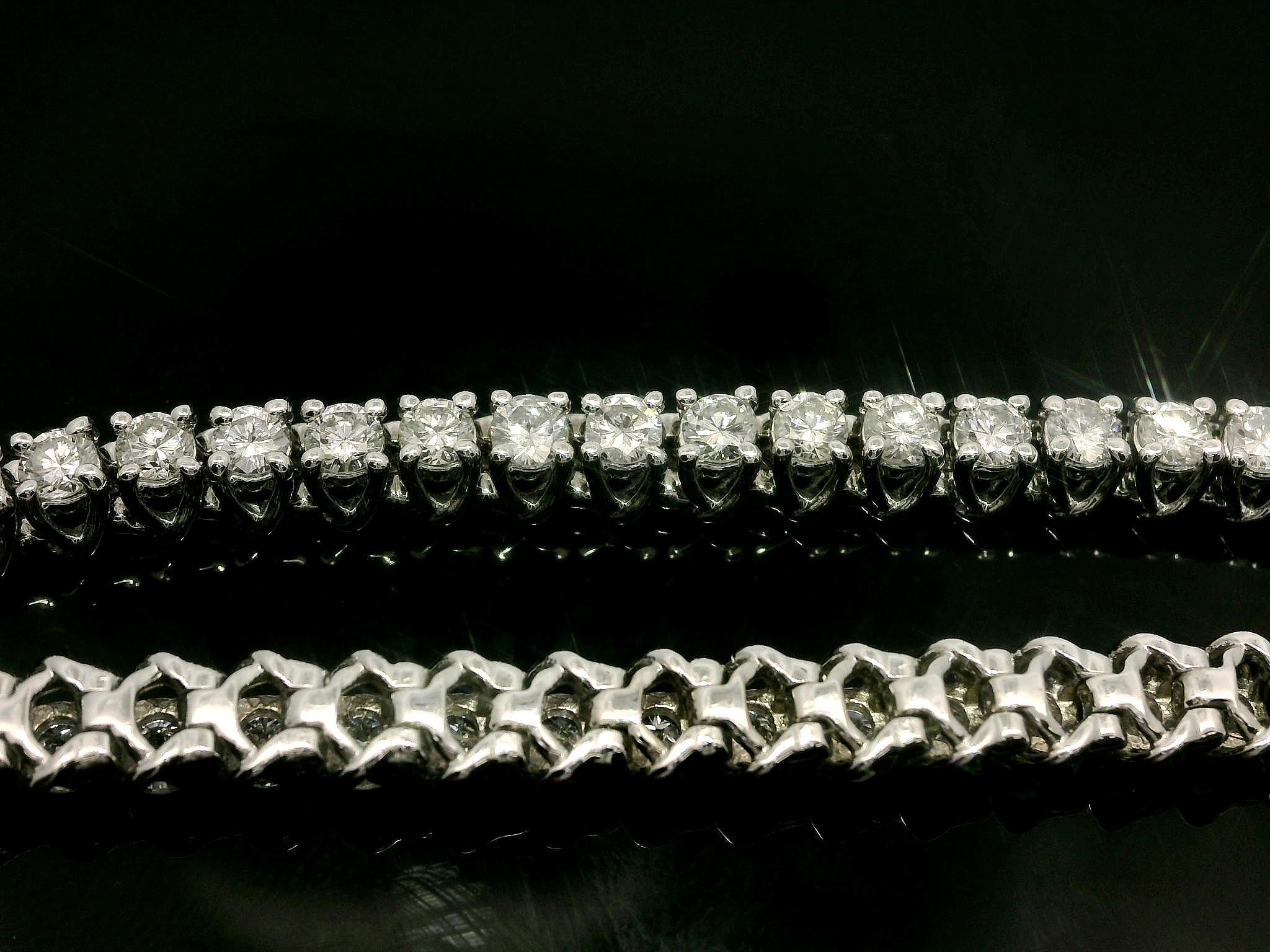 Pulsera de tenis clásica de oro blanco de 14k con diamantes redondos en forma de 