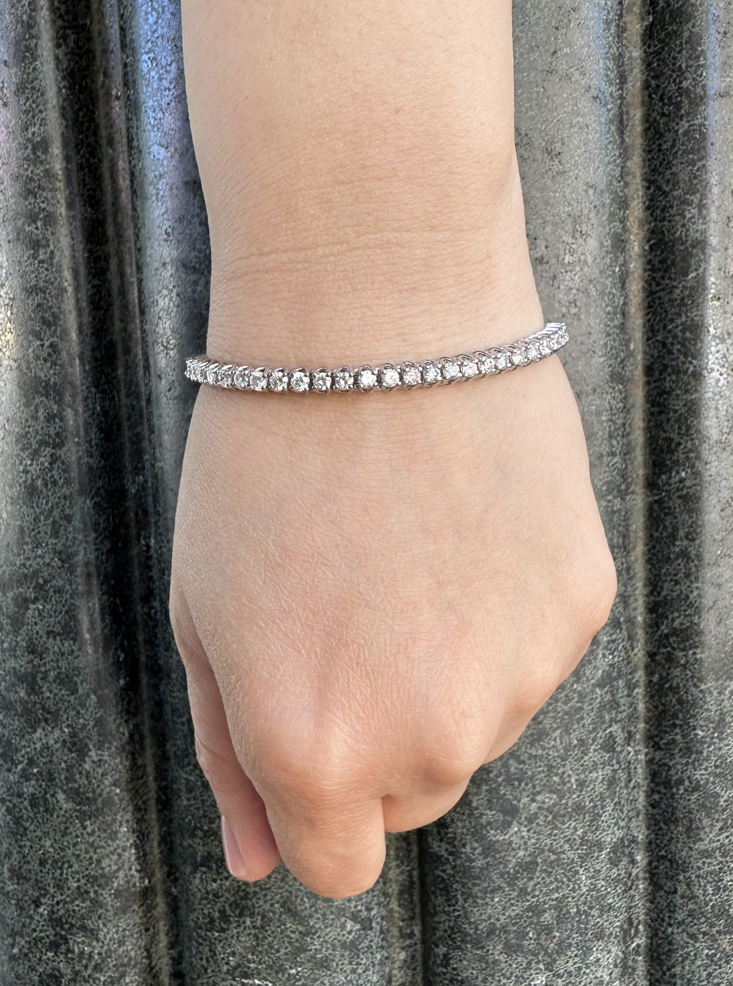 Pulsera de tenis clásica de oro blanco de 14k con diamantes redondos en forma de 