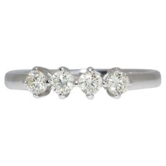 Anello classico a fascia in oro bianco 14K con diamanti naturali da 0,28 carati