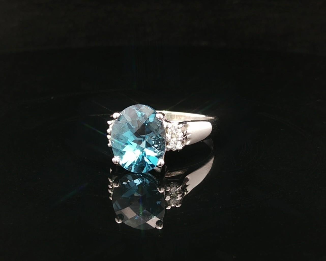 Anillo clásico de oro blanco de 14k con topacio azul londinense ovalado en damero y diamantes en los lados en venta 5