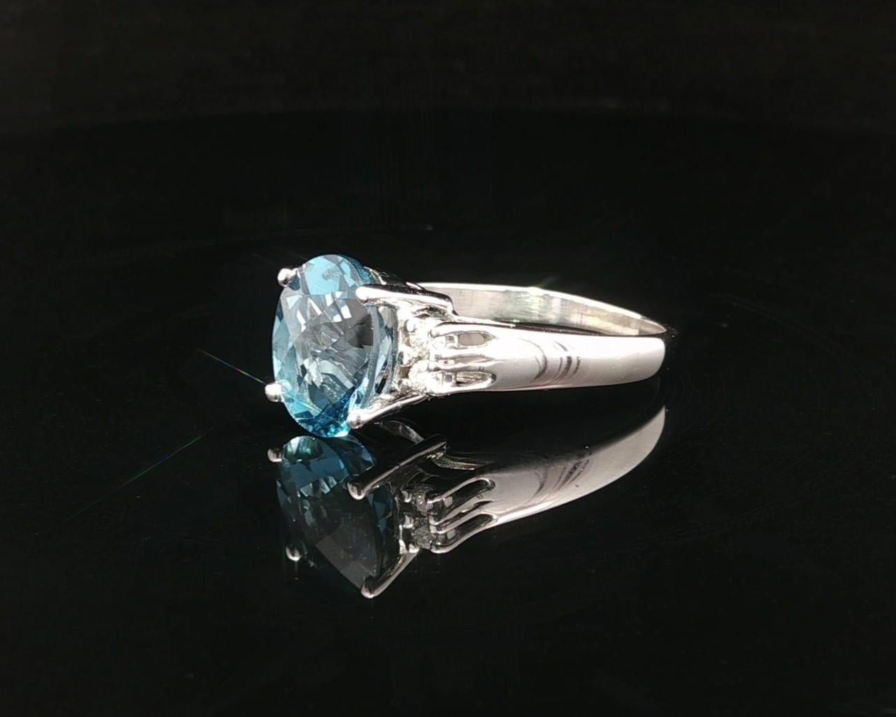 Anillo clásico de oro blanco de 14k con topacio azul londinense ovalado en damero y diamantes en los lados en venta 6