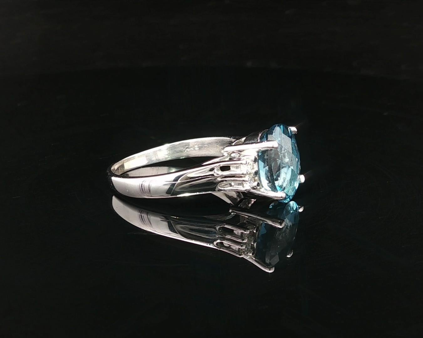 Anillo clásico de oro blanco de 14k con topacio azul londinense ovalado en damero y diamantes en los lados en venta 7