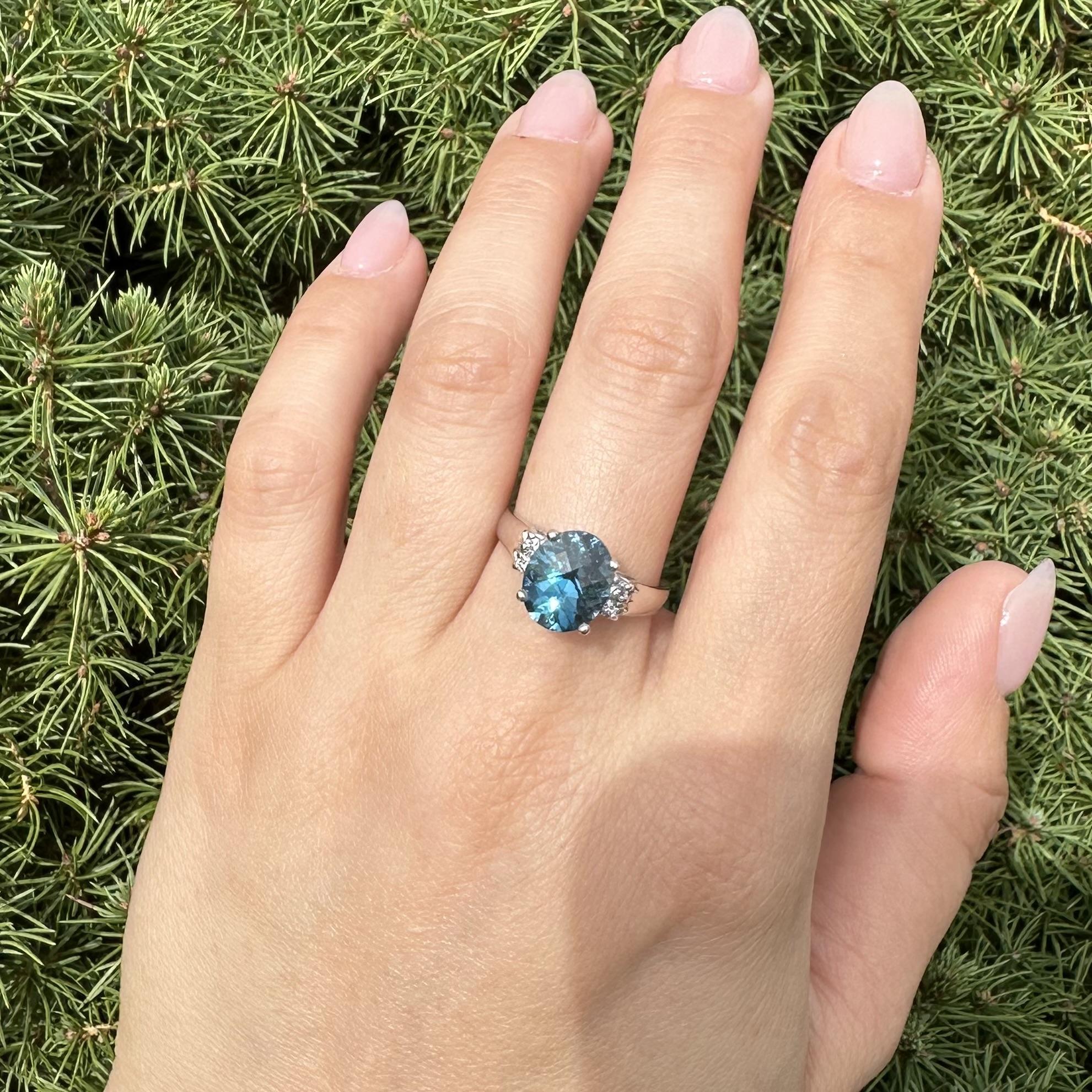 Anillo clásico de oro blanco de 14k con topacio azul londinense ovalado en damero y diamantes en los lados en venta 8