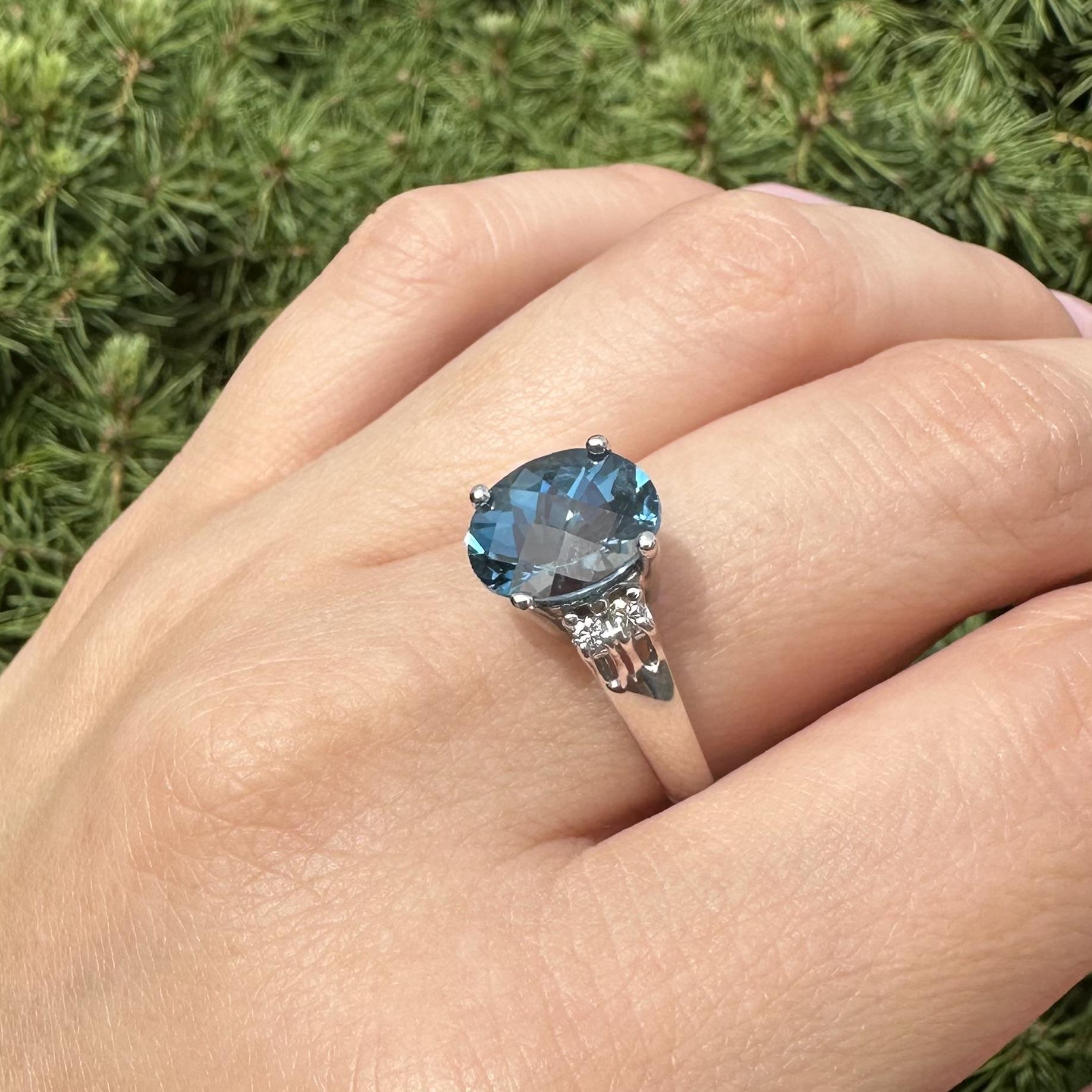 Anillo clásico de oro blanco de 14k con topacio azul londinense ovalado en damero y diamantes en los lados en venta 9