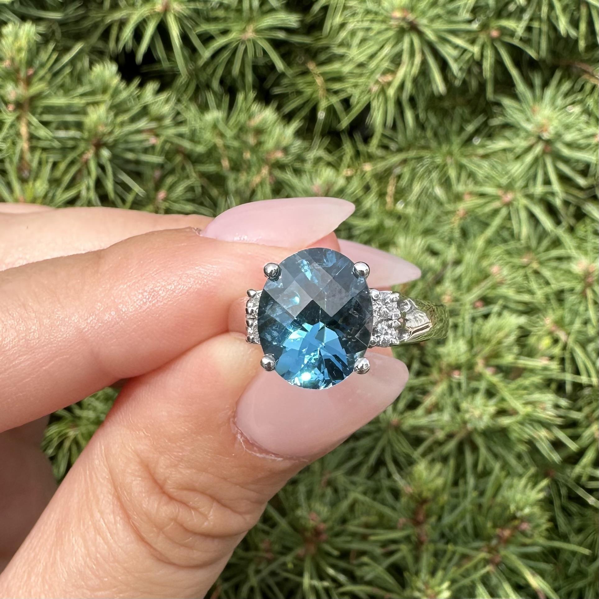 Anillo clásico de oro blanco de 14k con topacio azul londinense ovalado en damero y diamantes en los lados en venta 10