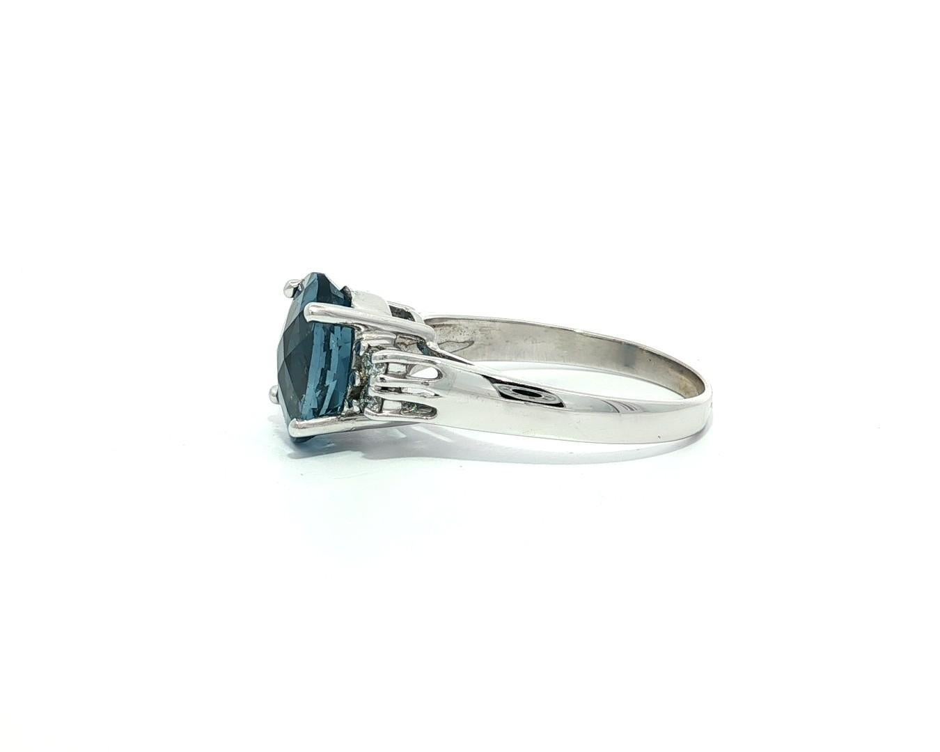 De las mujeres Anillo clásico de oro blanco de 14k con topacio azul londinense ovalado en damero y diamantes en los lados en venta