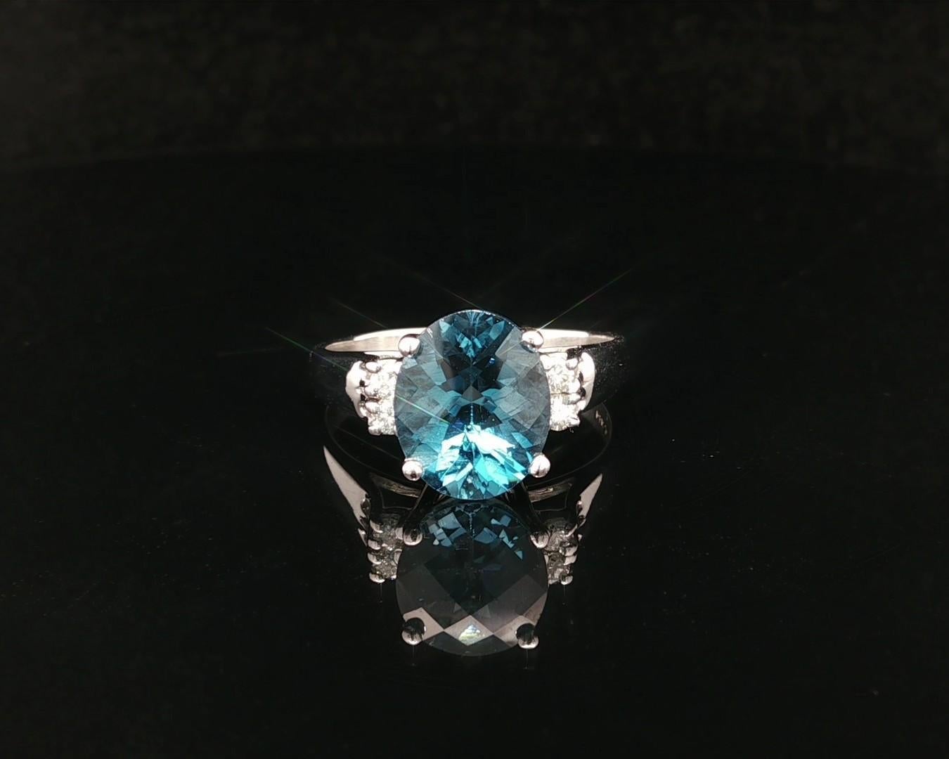 Anillo clásico de oro blanco de 14k con topacio azul londinense ovalado en damero y diamantes en los lados en venta 3