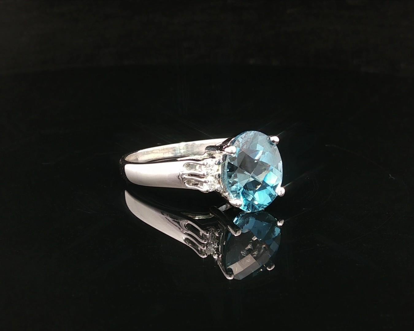 Anillo clásico de oro blanco de 14k con topacio azul londinense ovalado en damero y diamantes en los lados en venta 4