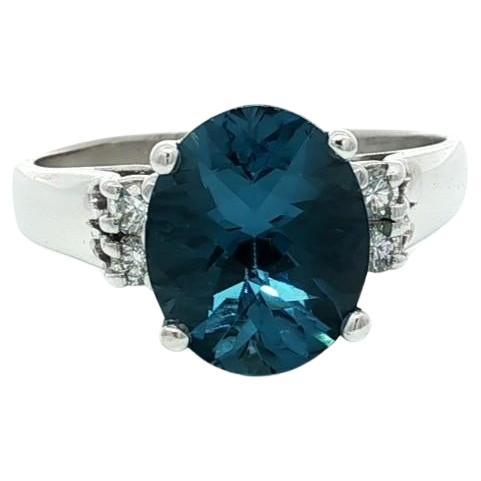 Anillo clásico de oro blanco de 14k con topacio azul londinense ovalado en damero y diamantes en los lados en venta