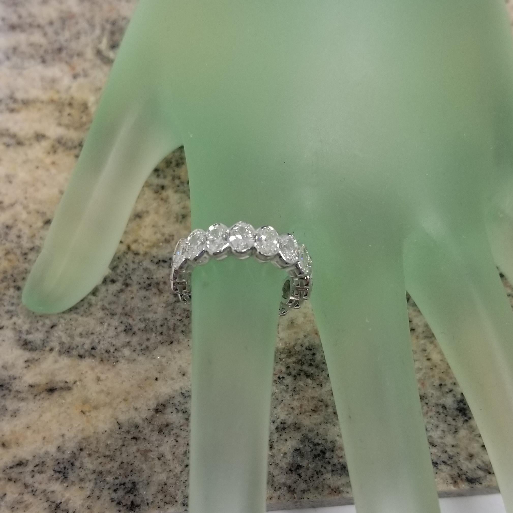 Klassischer 14 Karat Gold Ovalschliff Diamant Channel Set Ewigkeitsring 4,35 Karat für Damen oder Herren