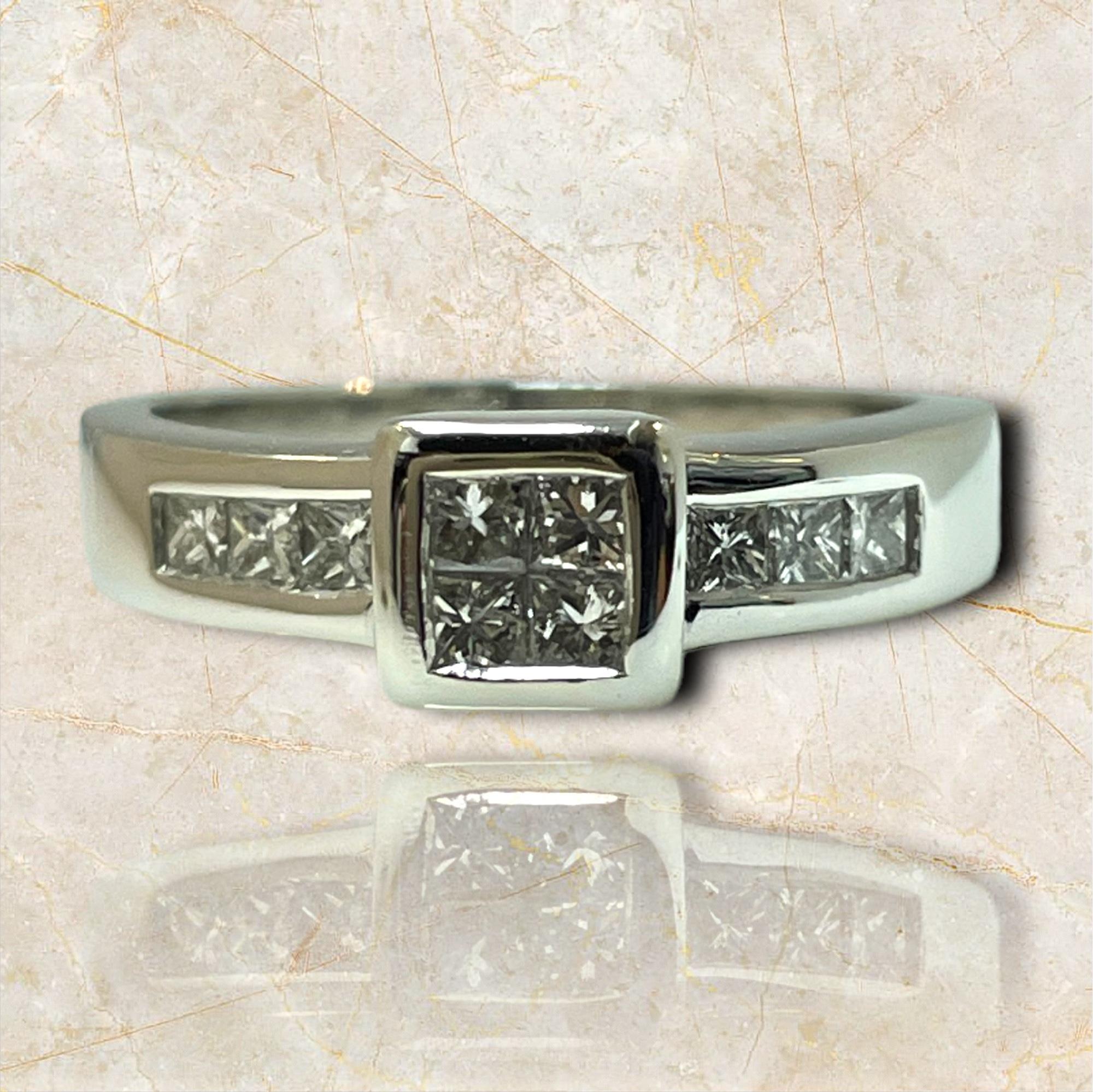 Questo squisito anello presenta una splendida composizione di diamanti taglio princess, meticolosamente incastonati in un castone in oro bianco 14k. Il design moderno accentua la brillantezza dei diamanti, rendendolo un mix perfetto di eleganza e