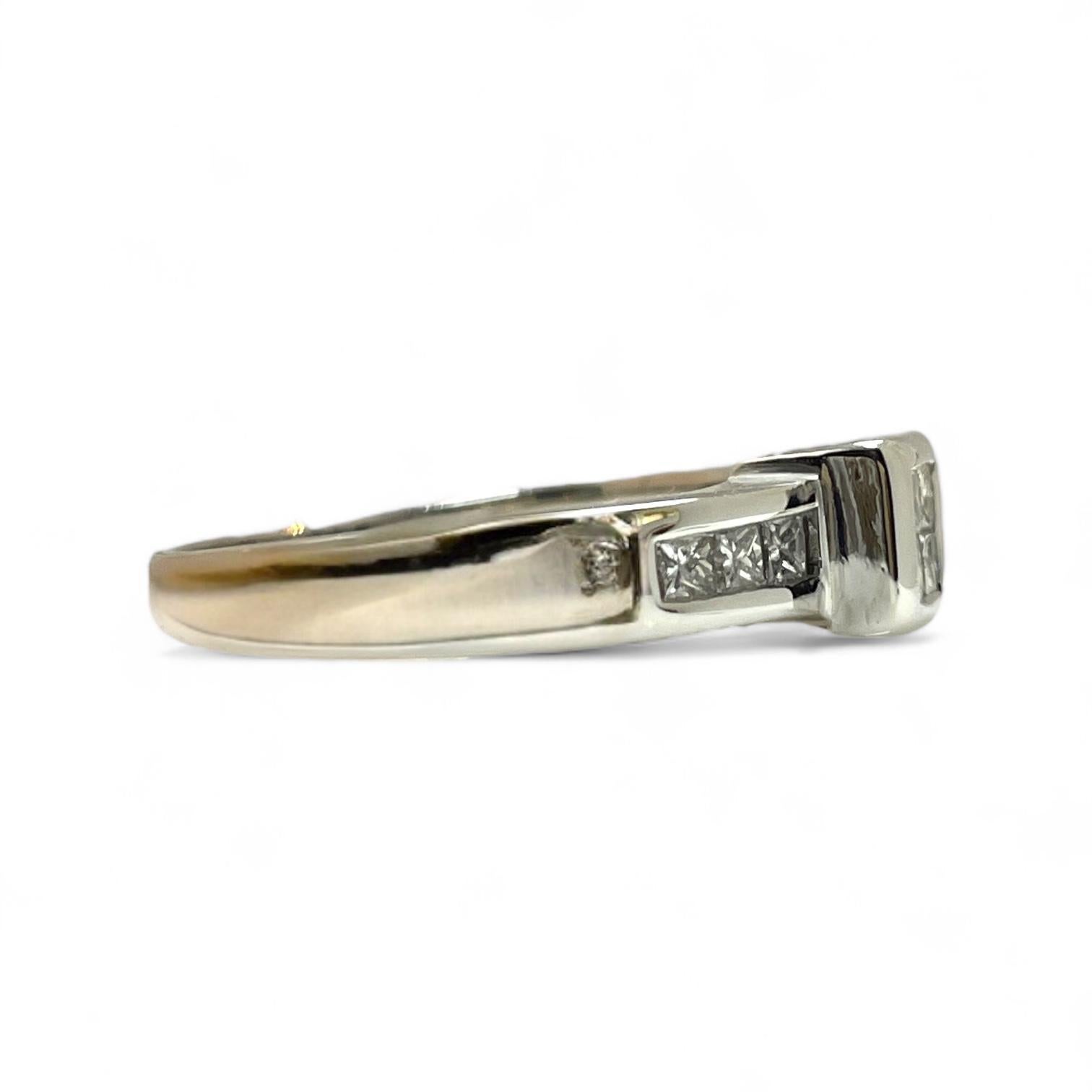 Taglio rotondo Anello classico in oro bianco 14K con diamanti incastonati in vendita