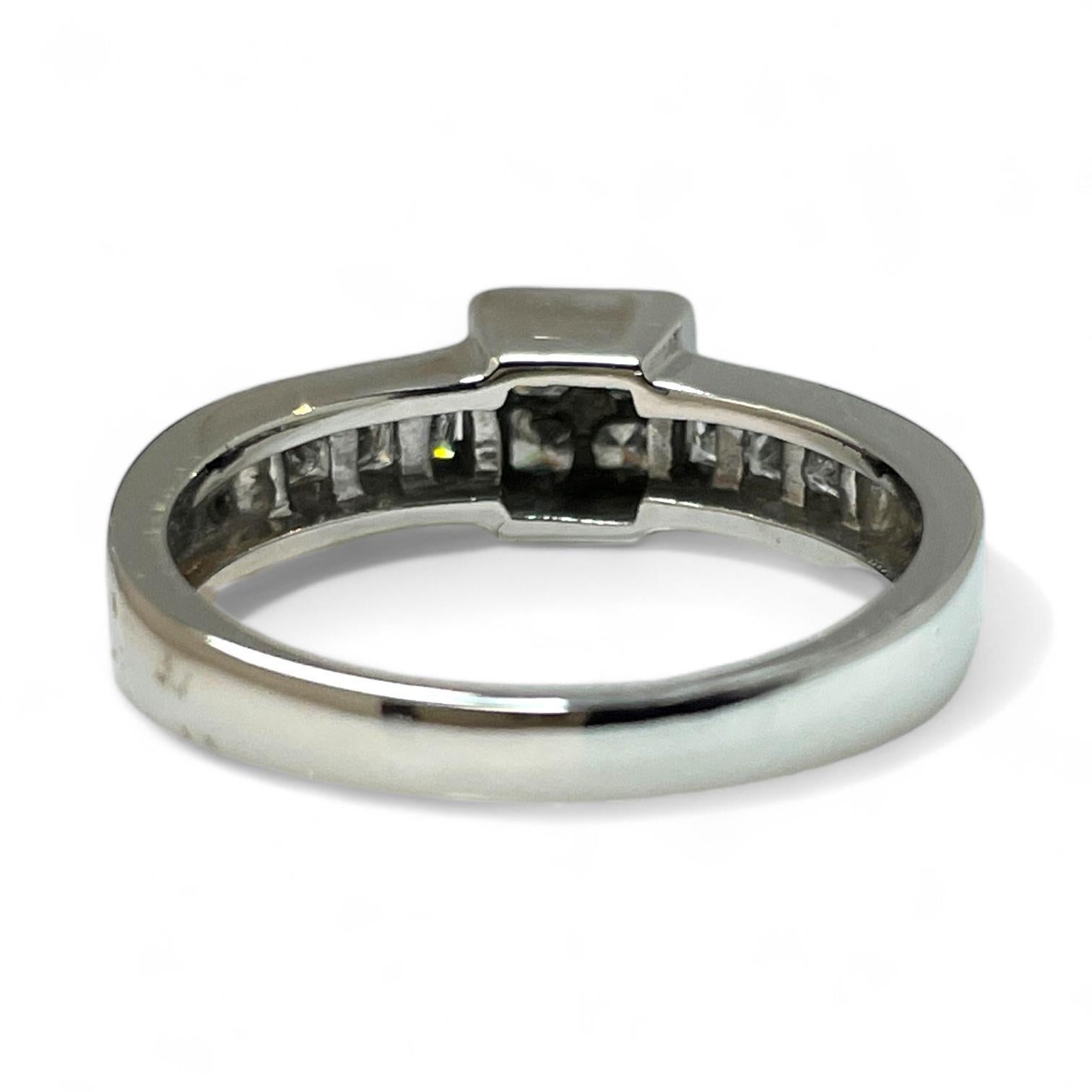Anello classico in oro bianco 14K con diamanti incastonati In condizioni ottime in vendita a New York, NY