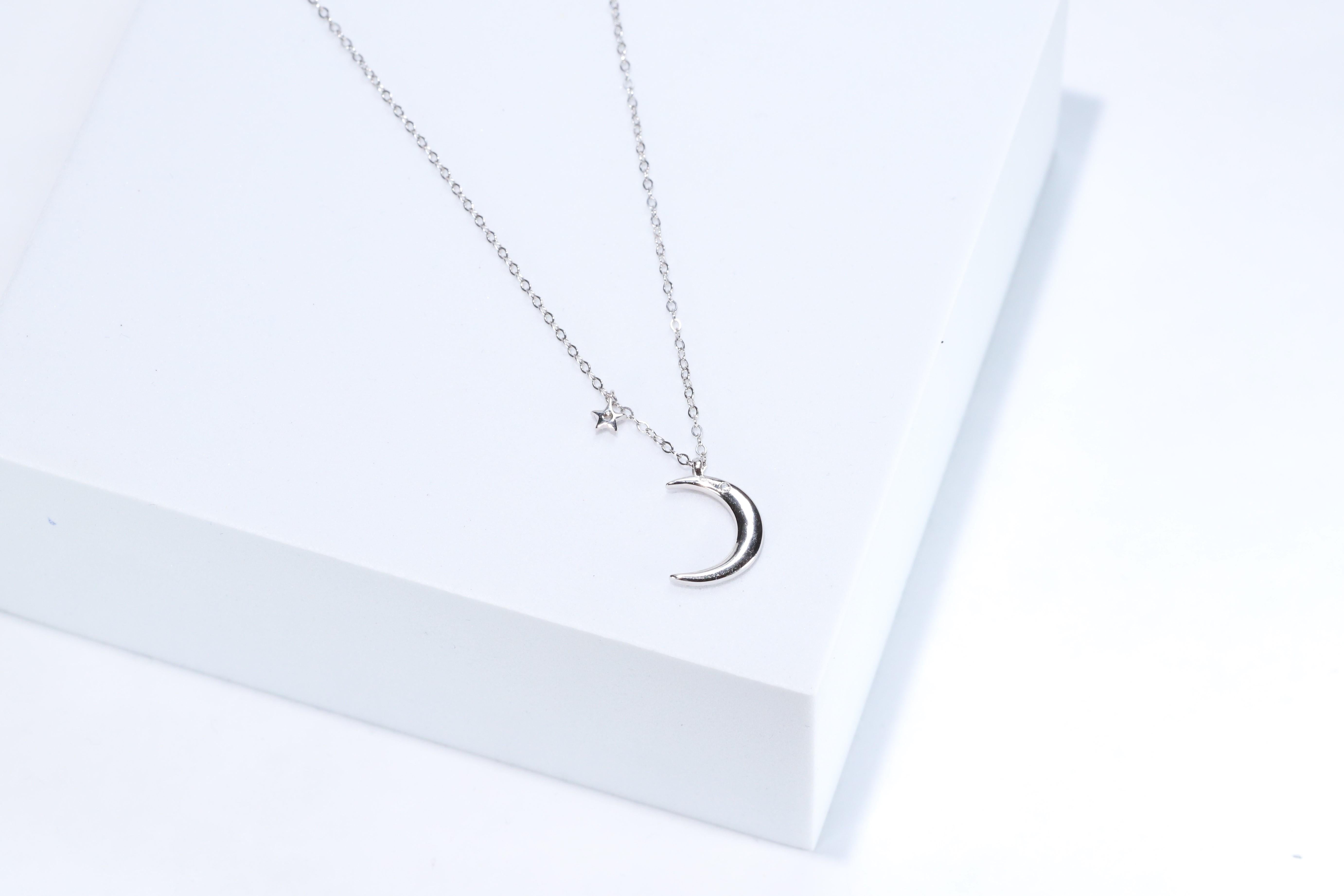 Taglio rotondo Ciondolo classico con diamante bianco taglio rotondo in oro bianco 14k in vendita