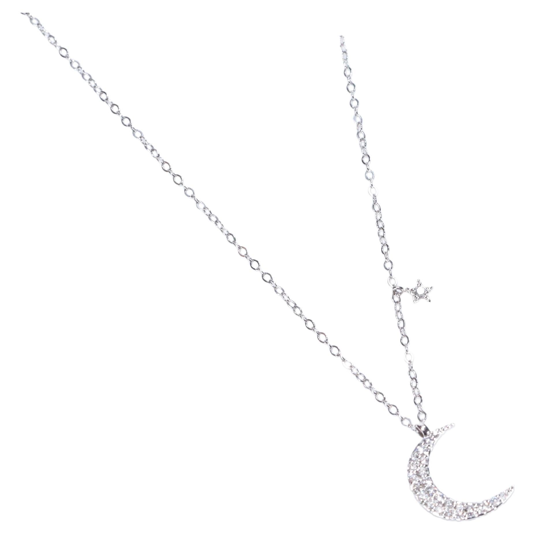 Classic 14k White Gold Round-Cut White Diamond Pendant For Sale