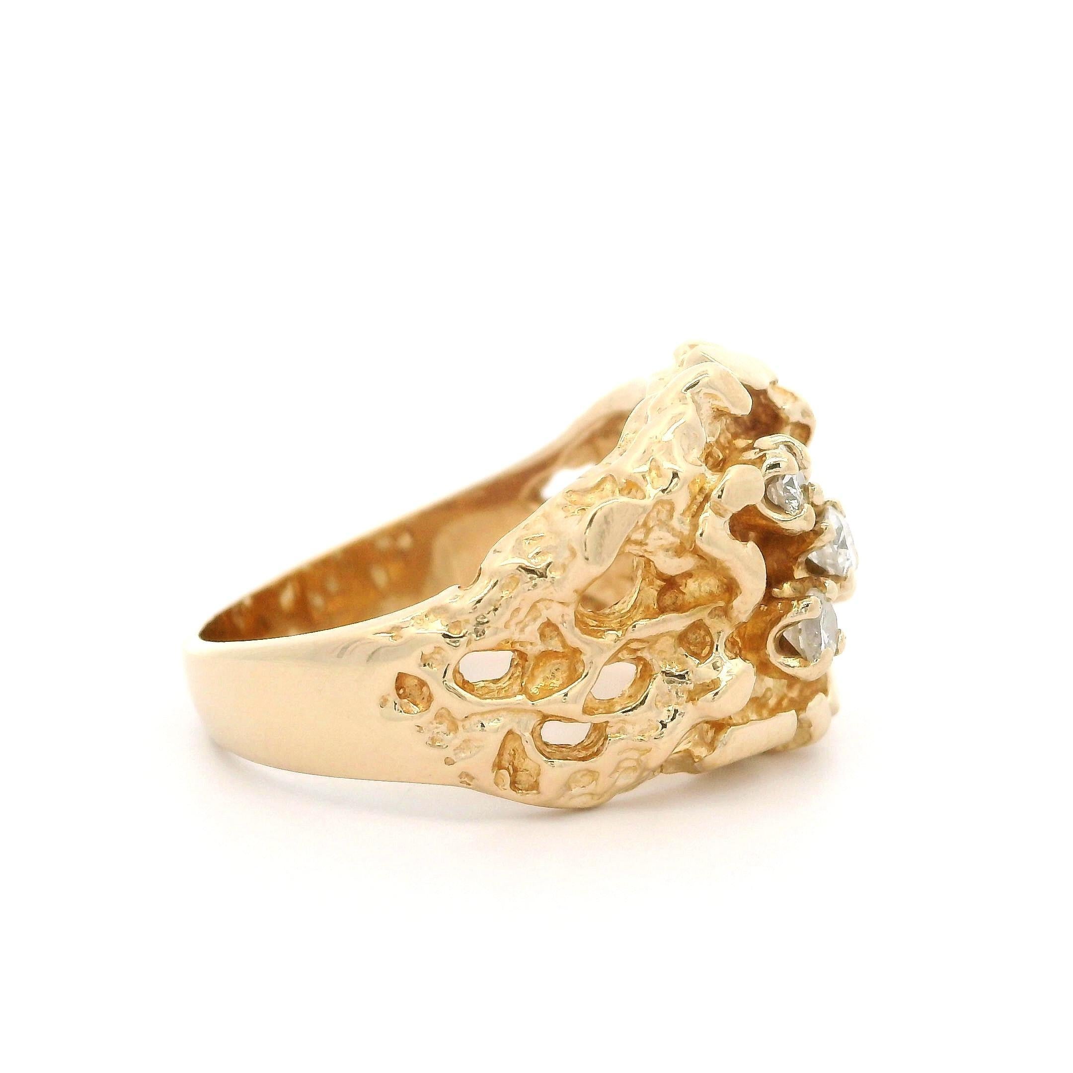 --Pierre(s) :...
(3) Diamants véritables naturels - taille ronde et brillante - sertis - belle couleur blanche - 0,30ctw (approx.)

MATERIAL : Or jaune massif 14K
Poids : 10,53 grammes
Taille de la bague : 9.0 (ajustée sur un doigt. Nous pouvons