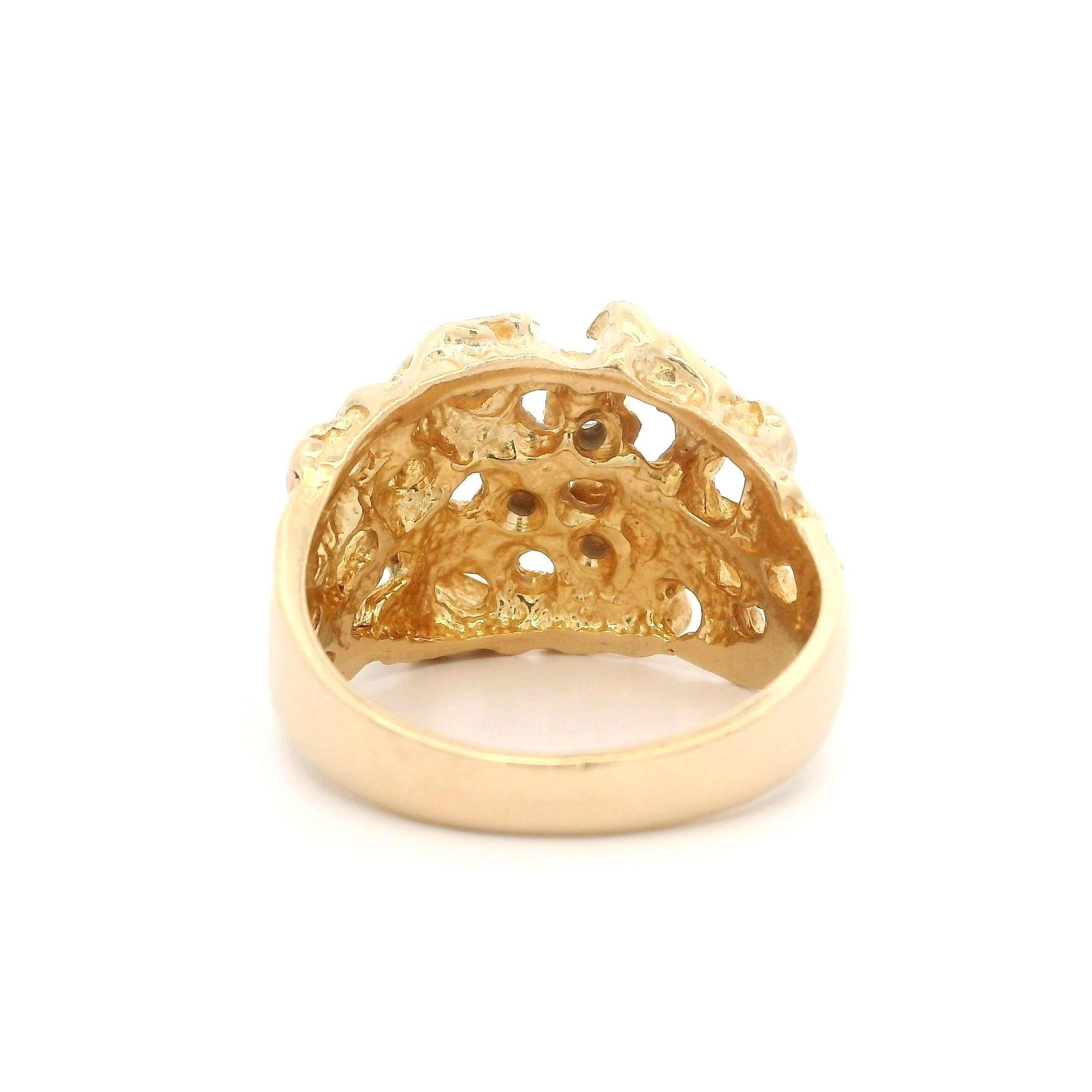 Taille brillant Classic 14k Yellow Gold 0.30ctw Diamond Wide Nugget Texture Statement Ring (Bague classique en or jaune 14k avec texture de pépite) en vente