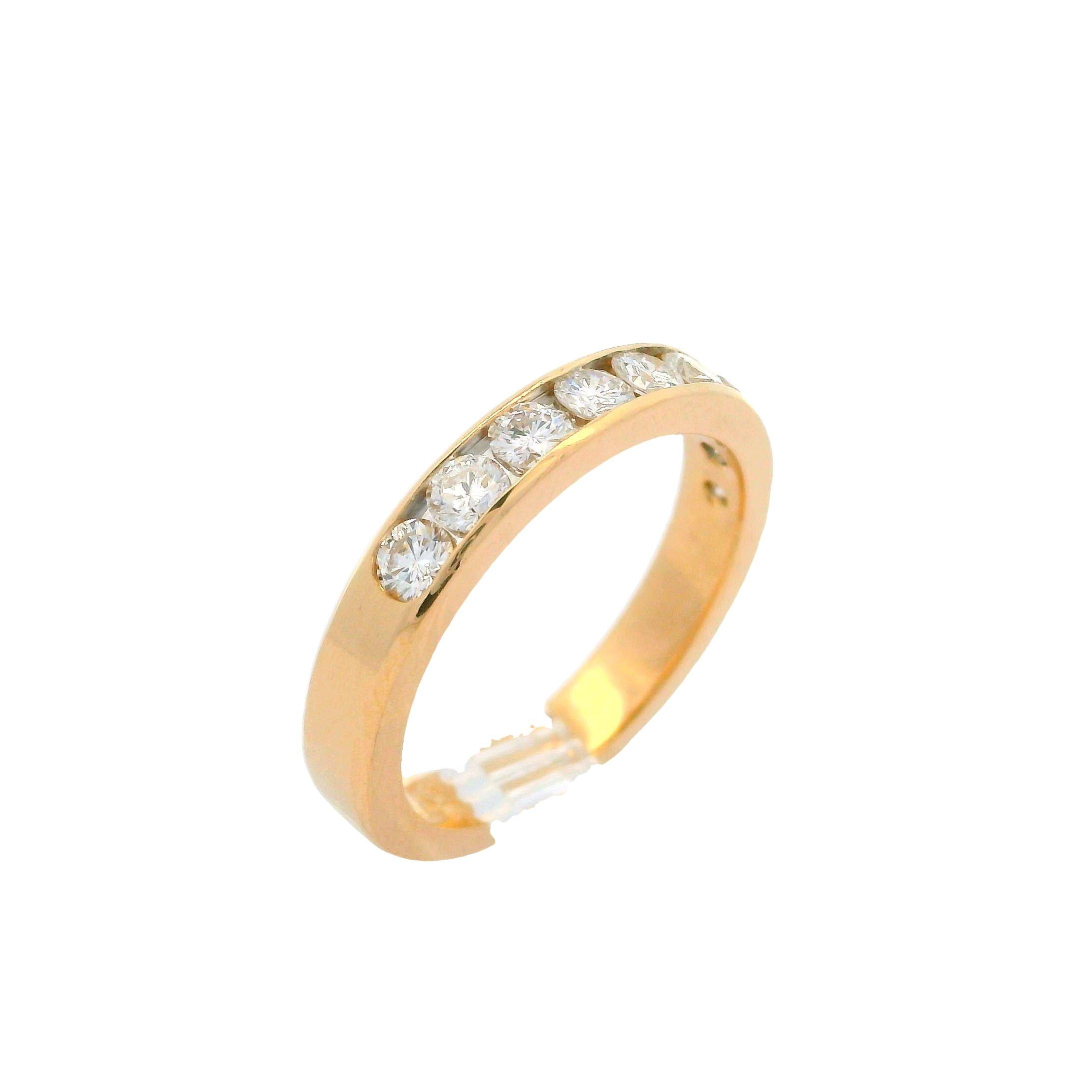 -Stein(e)-
(9) Natürliche Echte Diamanten - Runder Brillantschliff - Kanalfassung - Farbe G/H  - VVS2-VS2 Reinheit - 0,70ctw (ungefähr)

MATERIAL: Massives 14k Gelbgold
Gewicht: 3.61 Gramm
Ringgröße: 5.5 (passt auf den Finger, bitte kontaktieren Sie
