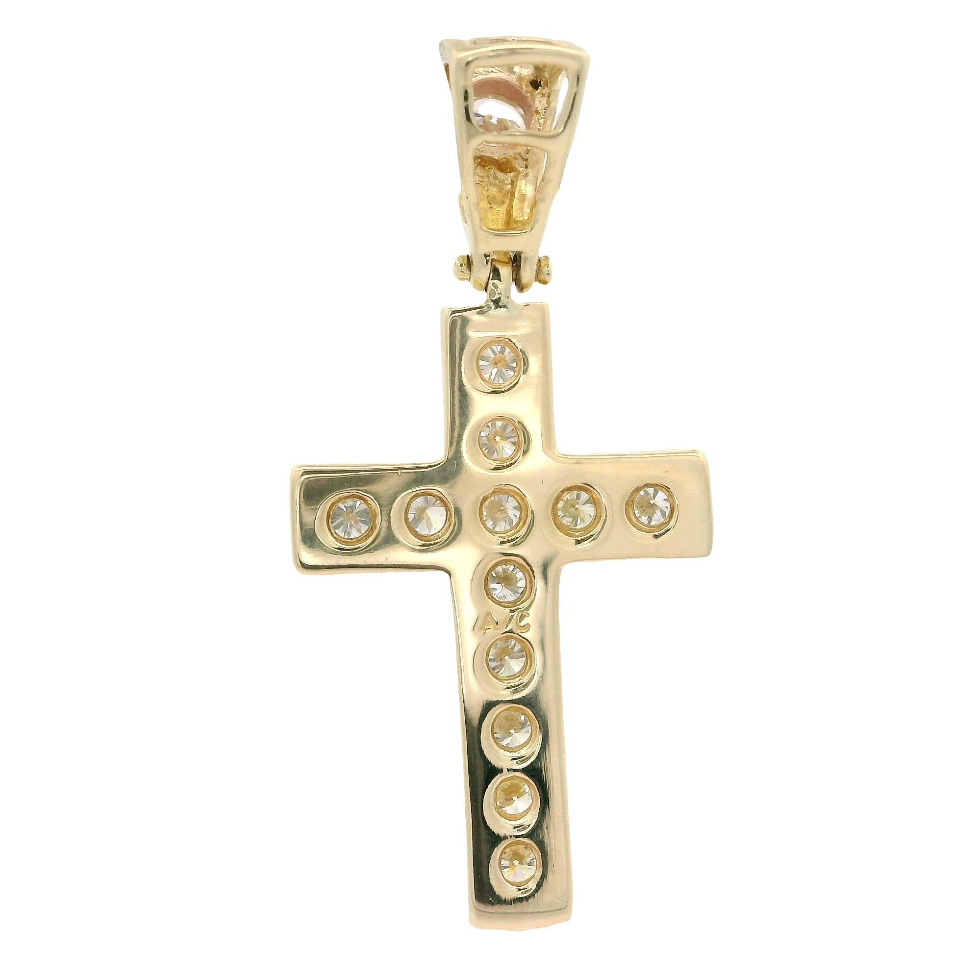 Ciondolo classico a forma di croce in oro giallo 14k con diamante incandescente da 1,0 carati incastonato a canale In condizioni ottime in vendita a Montclair, NJ