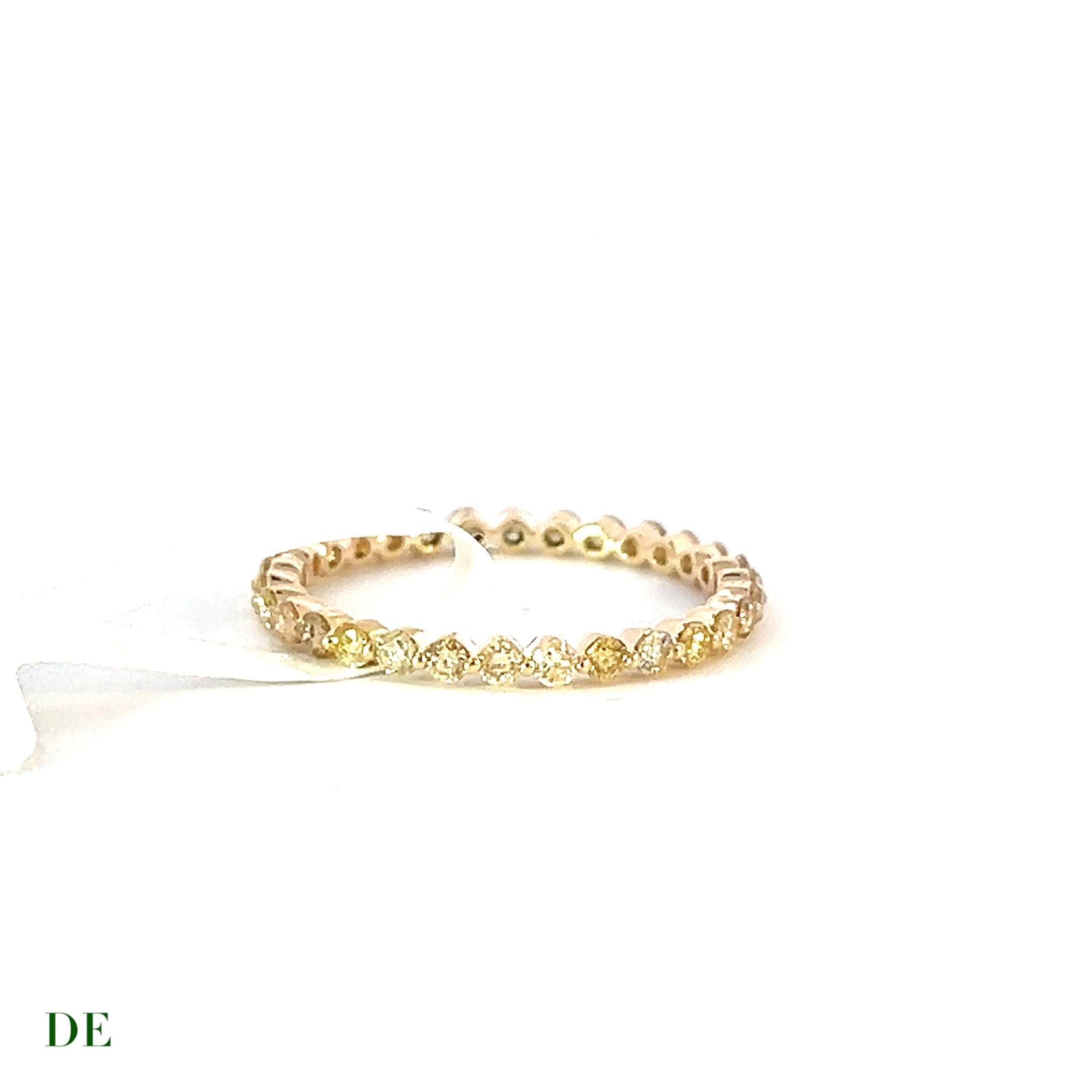 Classic 14k Gelbgold .69 Karat Runde Goldene Diamant Eternity Band Ring

Der klassische 14-karätige Gelbgoldring mit rundem, goldenem Diamanten ist ein zeitloses Schmuckstück, das Eleganz und Raffinesse verkörpert. Dieser exquisite Ring zeichnet