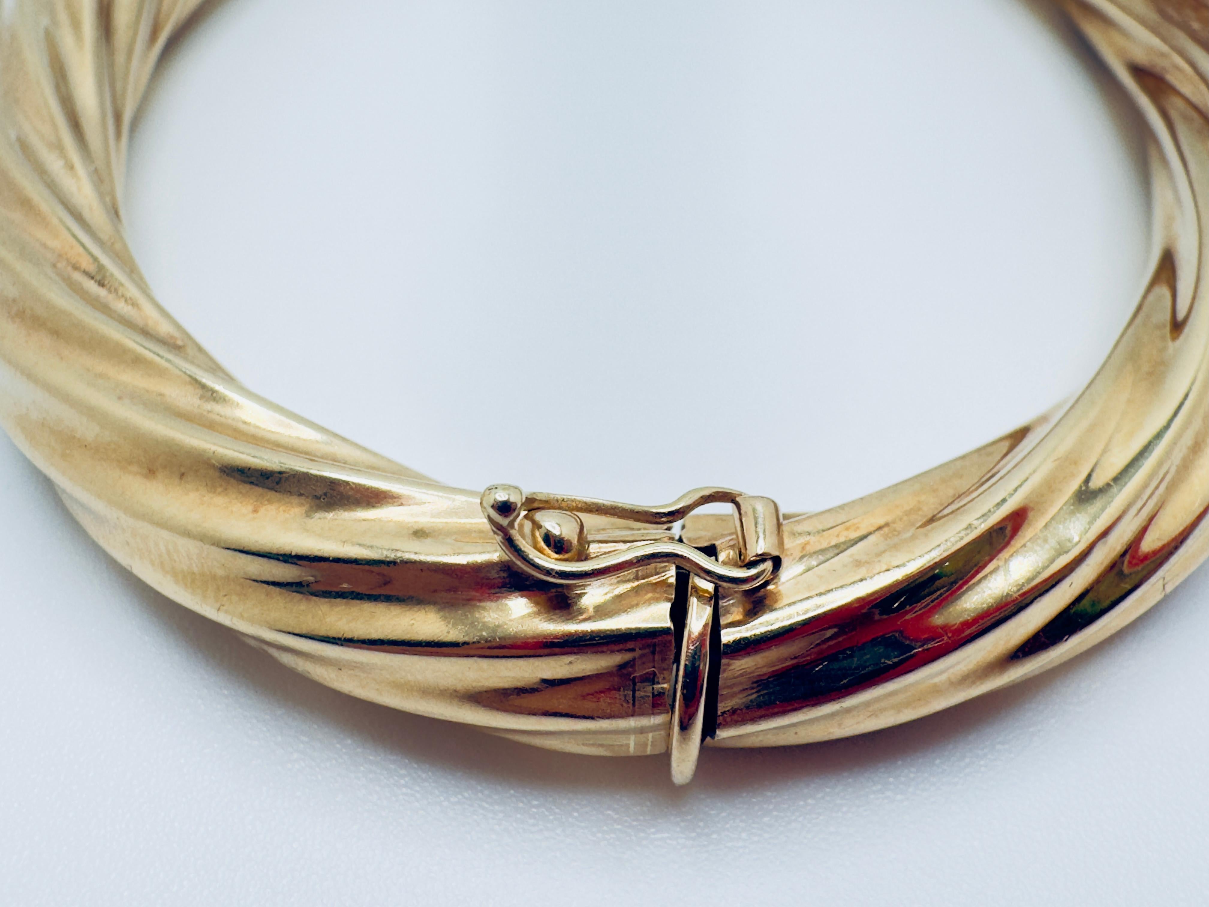 Este elegante brazalete de oro amarillo de 14 quilates presenta un dise�ño clásico de cable retorcido, que ofrece una sofisticada combinación de textura y brillo. Con una anchura aproximada de 8 mm, el brazalete proporciona una presencia sustancial