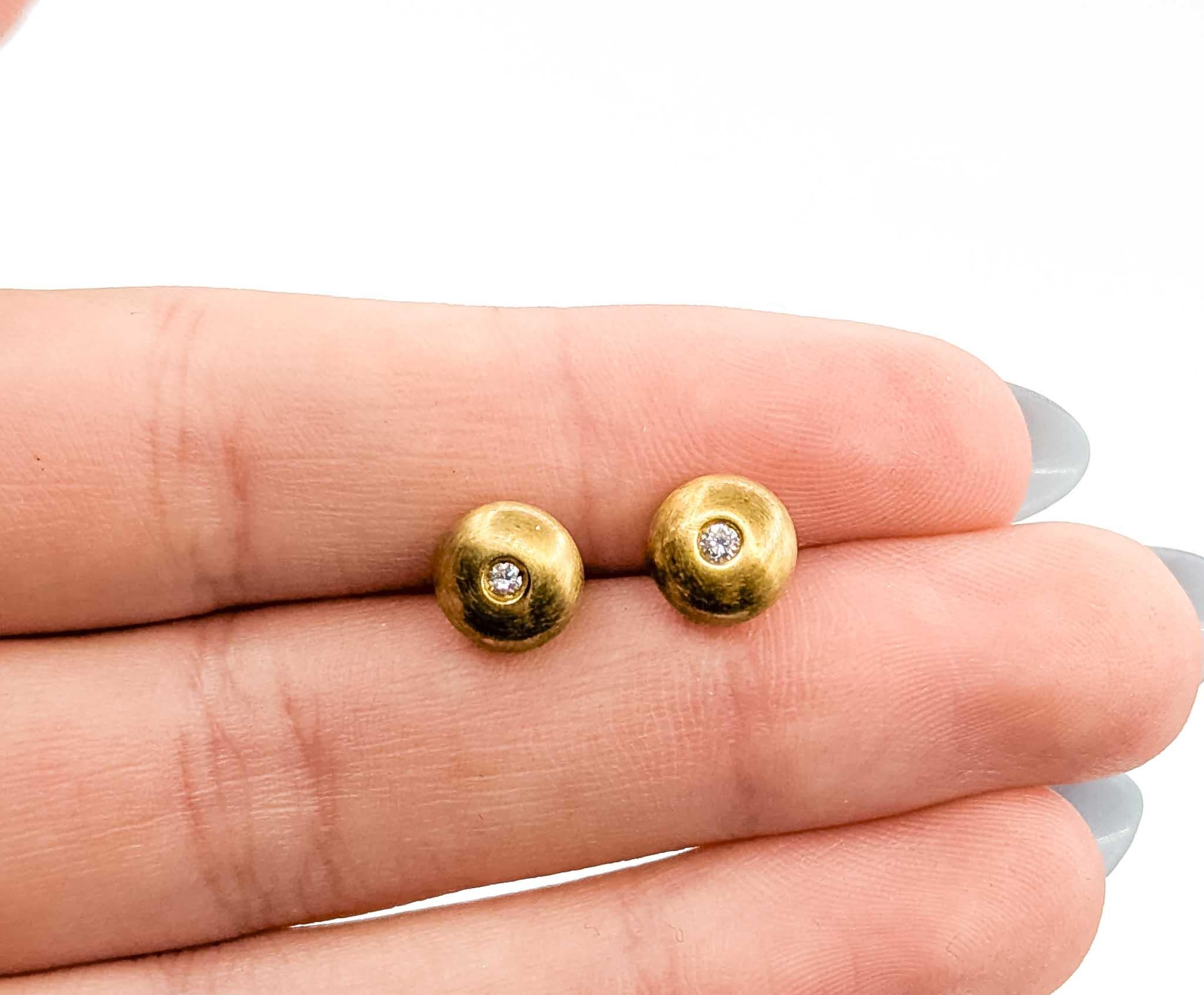 Pendientes clásicos de oro amarillo de 14k con diamantes Corte redondo en venta
