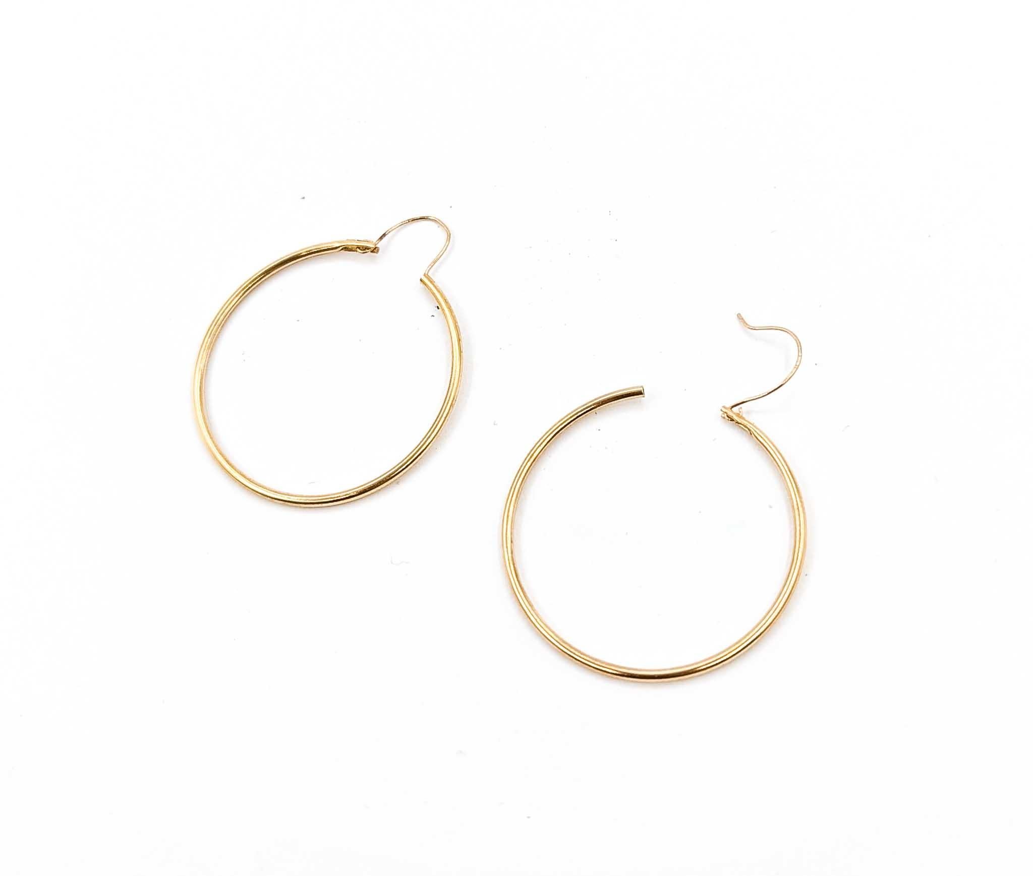 Pendientes de aro clásicos de oro amarillo de 14k en Excelente estado para la venta en Bloomington, MN