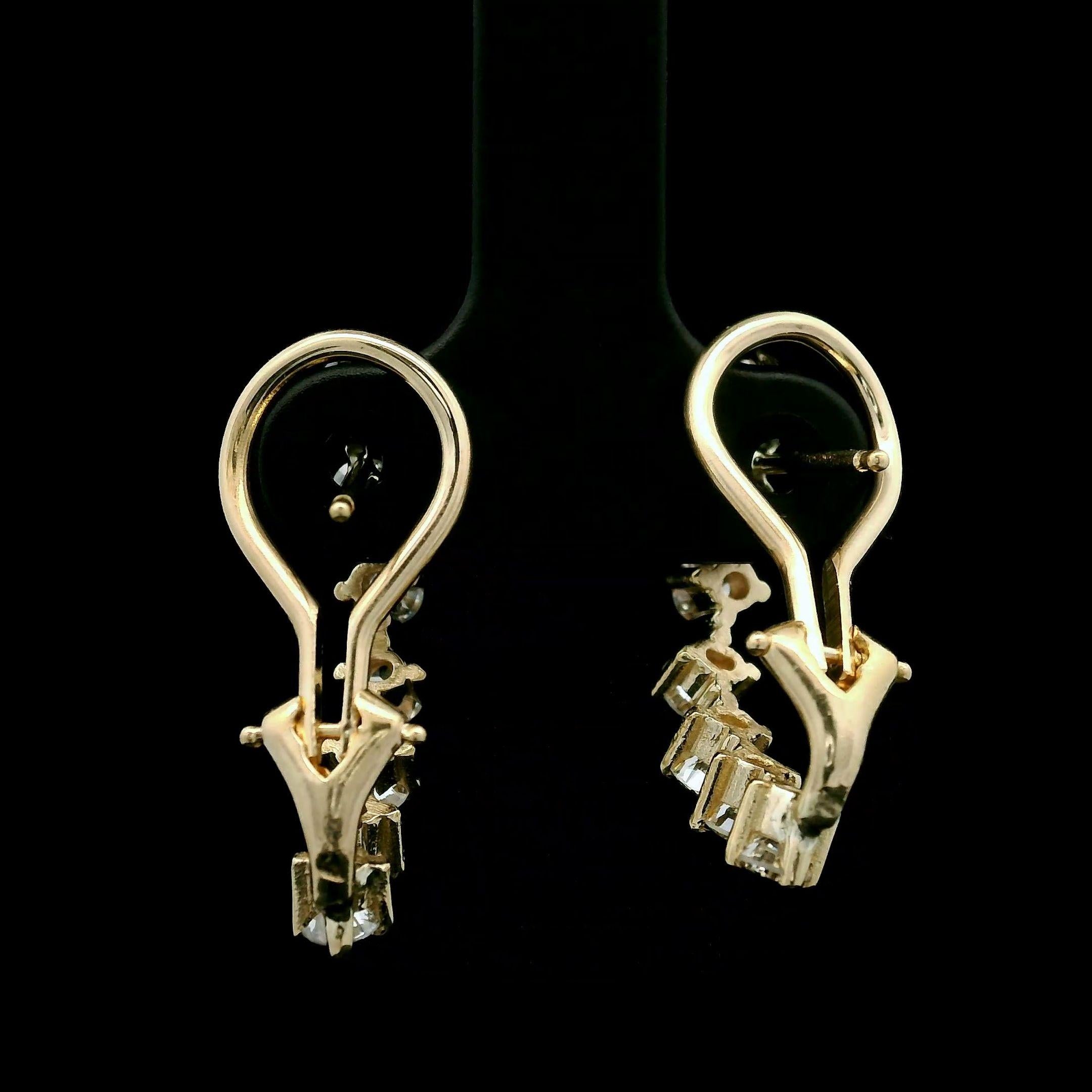 Taglio rotondo Orecchini classici in oro giallo 14k con diamanti rotondi grandi da 1,40 carati, con retro curvo in vendita
