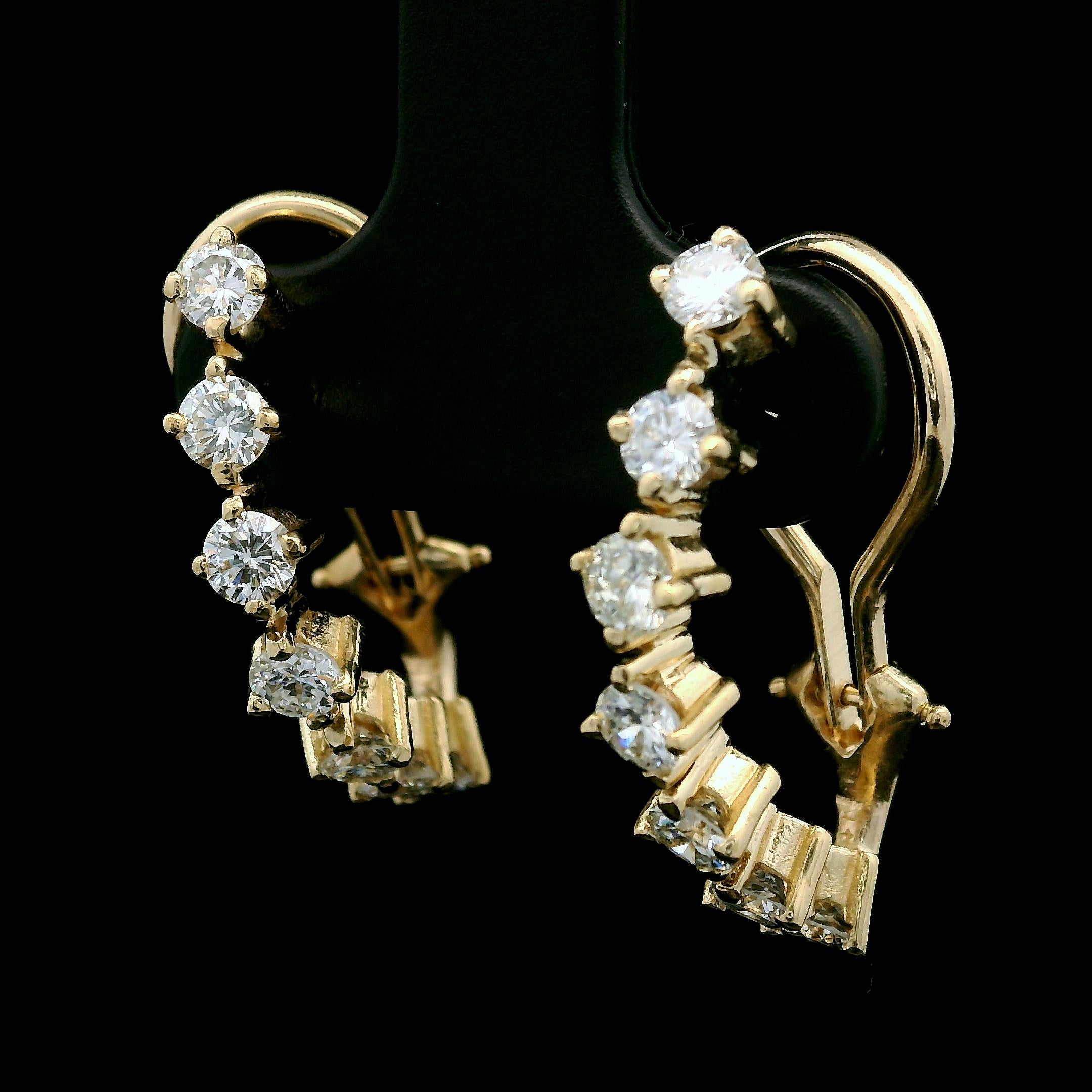 Donna Orecchini classici in oro giallo 14k con diamanti rotondi grandi da 1,40 carati, con retro curvo in vendita