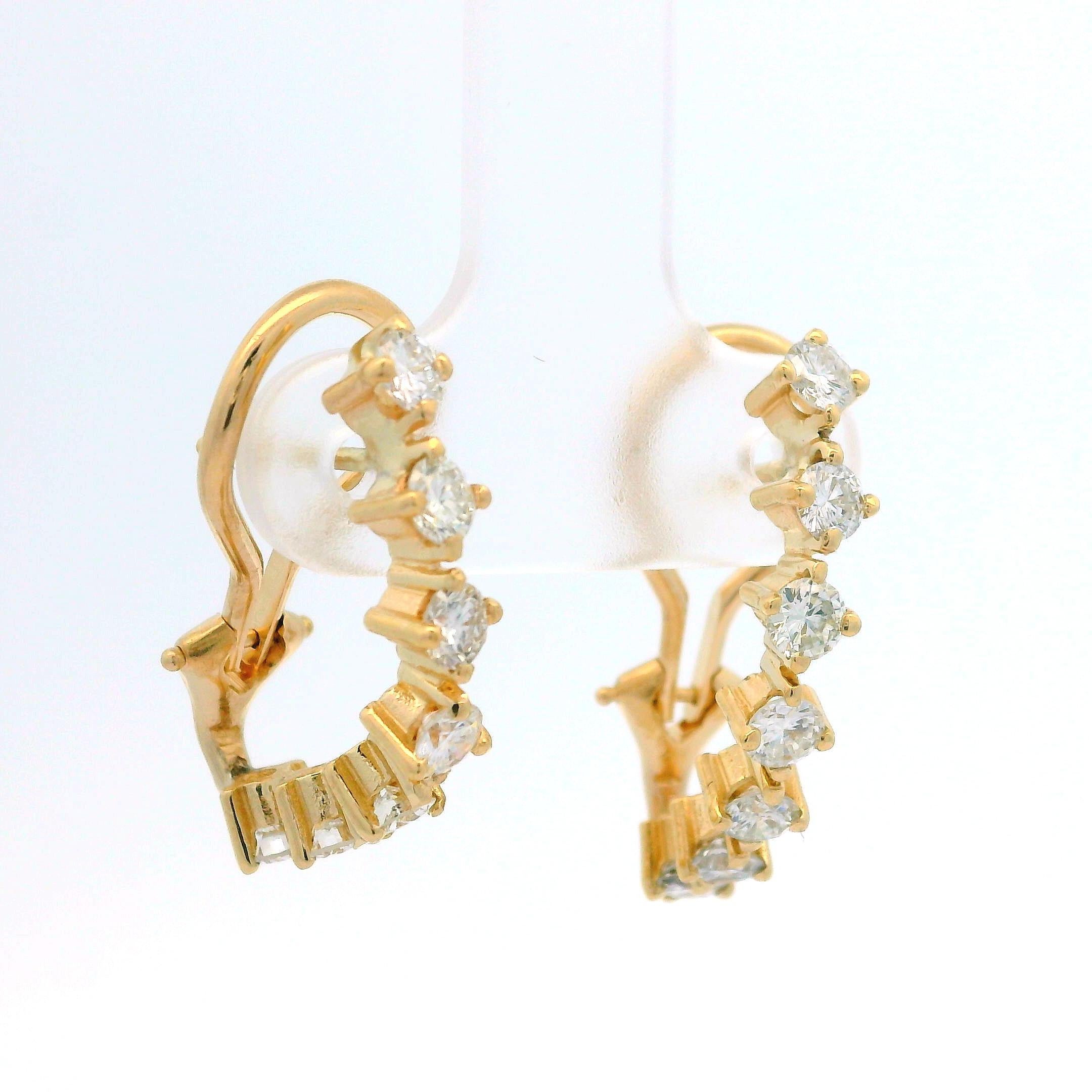 Orecchini classici in oro giallo 14k con diamanti rotondi grandi da 1,40 carati, con retro curvo in vendita 1