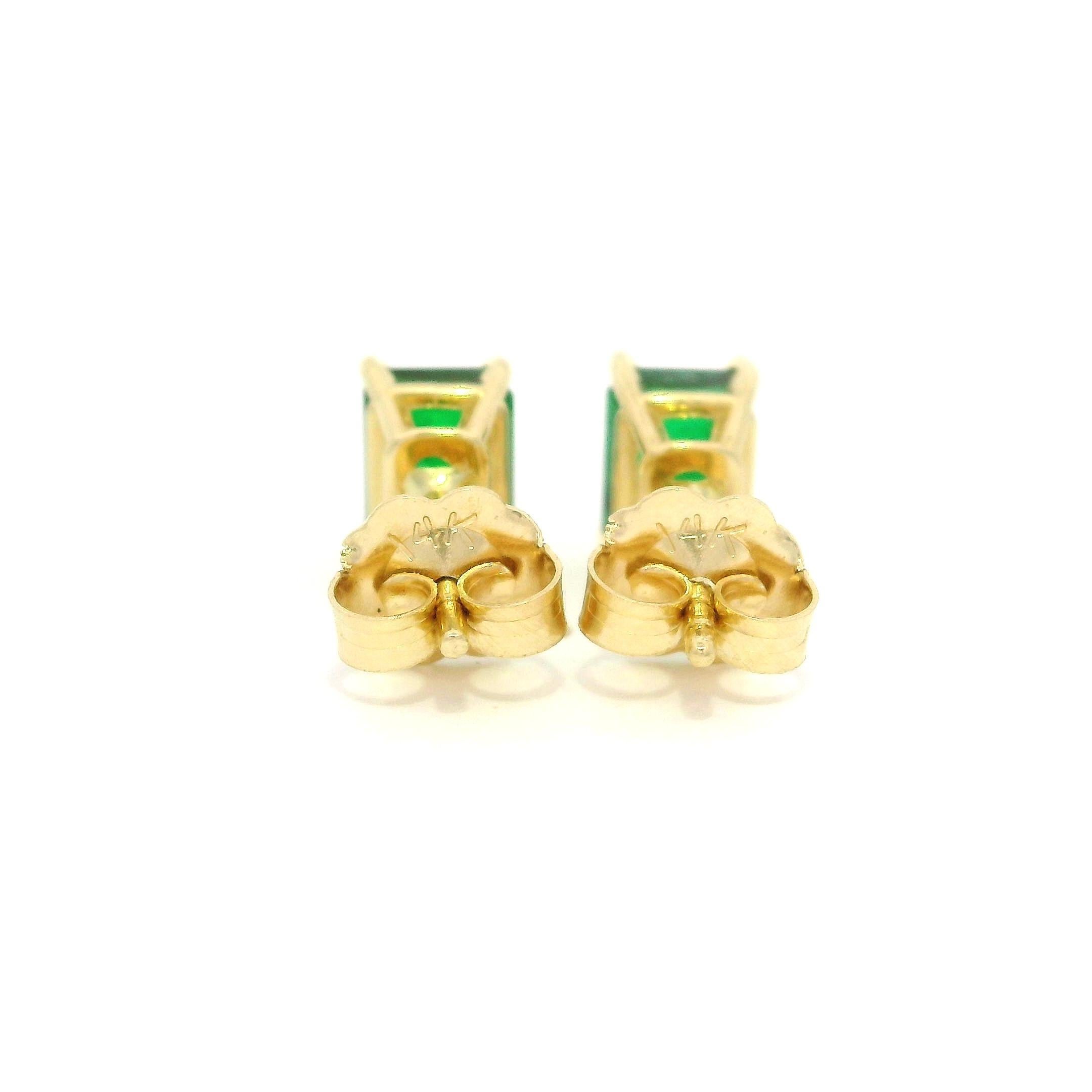 -Stein(e)-
(2) Natürliche echte Smaragde - Smaragd-Schliff - Zackenfassung - tiefes sattes Grün - 5,84 x 4,42 mm (ca.) 

MATERIAL: Massives 14k Gelbgold 
Gewicht: 1.02 Gramm
Rückwand: Pfosten mit Schmetterlingsverschluss (durchstochene Ohren sind