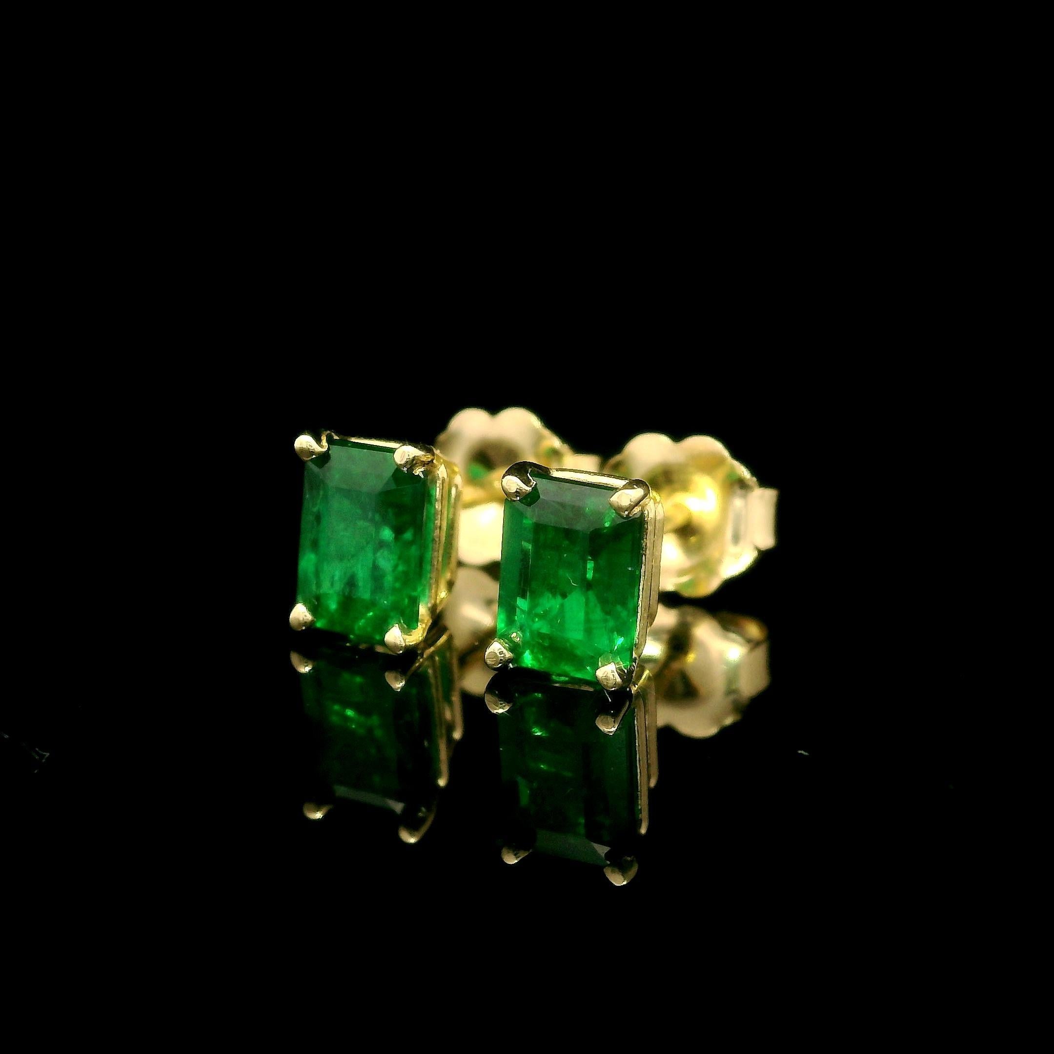 Classic 14k Gelbgold Qualität Smaragd Schliff Smaragd Ohrstecker Every Day Wear Ohrringe im Angebot 1