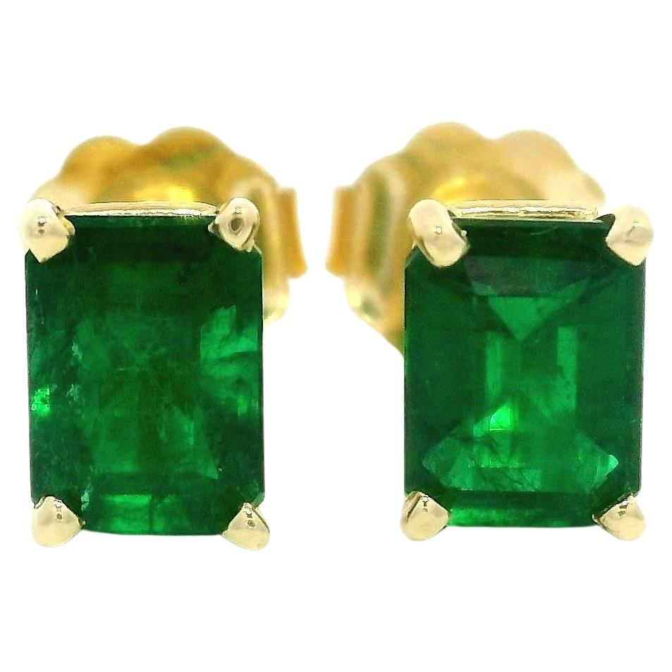 Orecchini classici in oro giallo 14k di qualità con perno di smeraldo tagliato, da indossare tutti i giorni