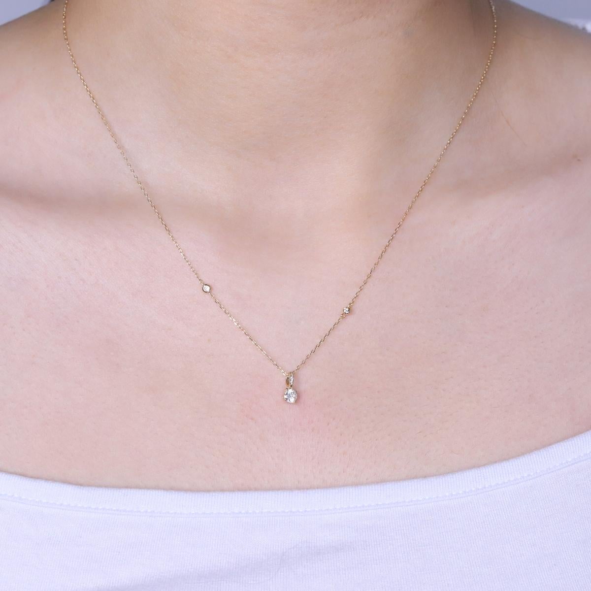 Faites preuve d'élégance avec ce pendentif en or jaune 14 carats de Gin and Grace. Ce pendentif est composé de diamants blancs de taille ronde (6 pièces) de 0,24 carat. Ce pendentif pèse 1.20 gramme. Ce pendentif délicat est poli pour obtenir une