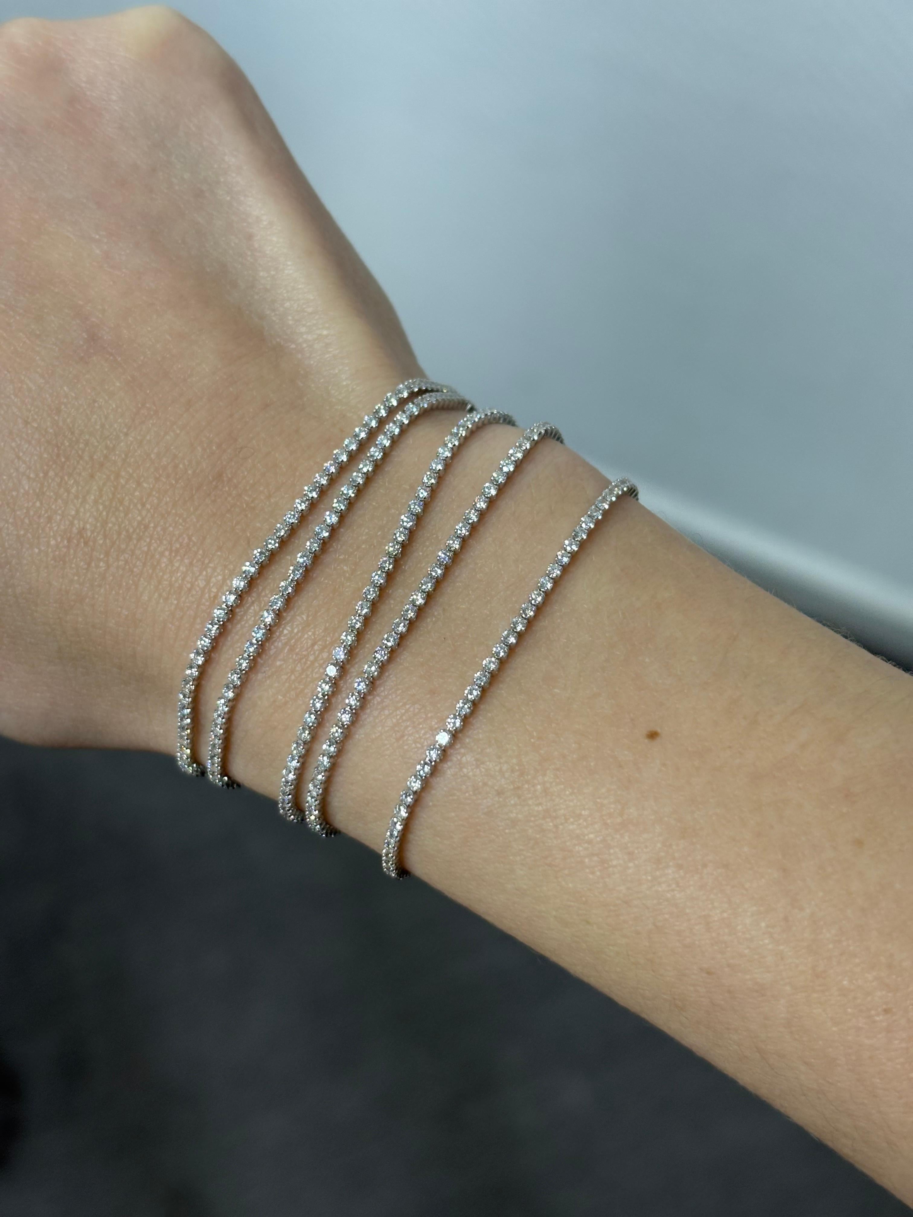 Klassisches 1,50CT Tennisarmband mit vier Zacken aus 18 Karat Roségold mit natürlichen Diamanten im Angebot 8