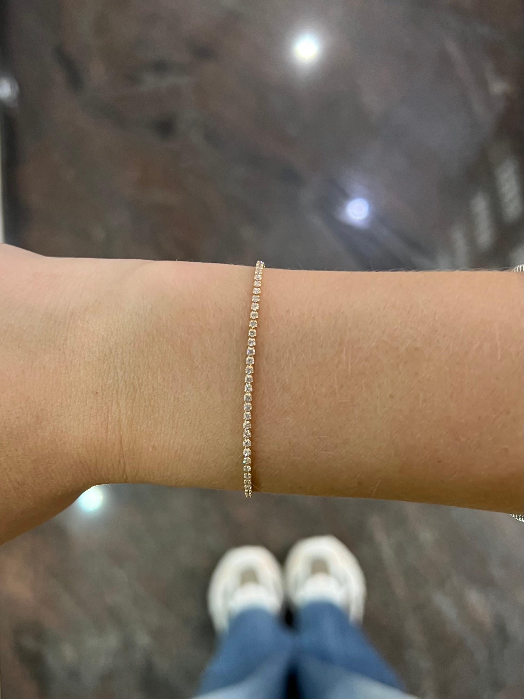 Klassisches 1,50CT Tennisarmband mit vier Zacken aus 18 Karat Roségold mit natürlichen Diamanten im Angebot 4