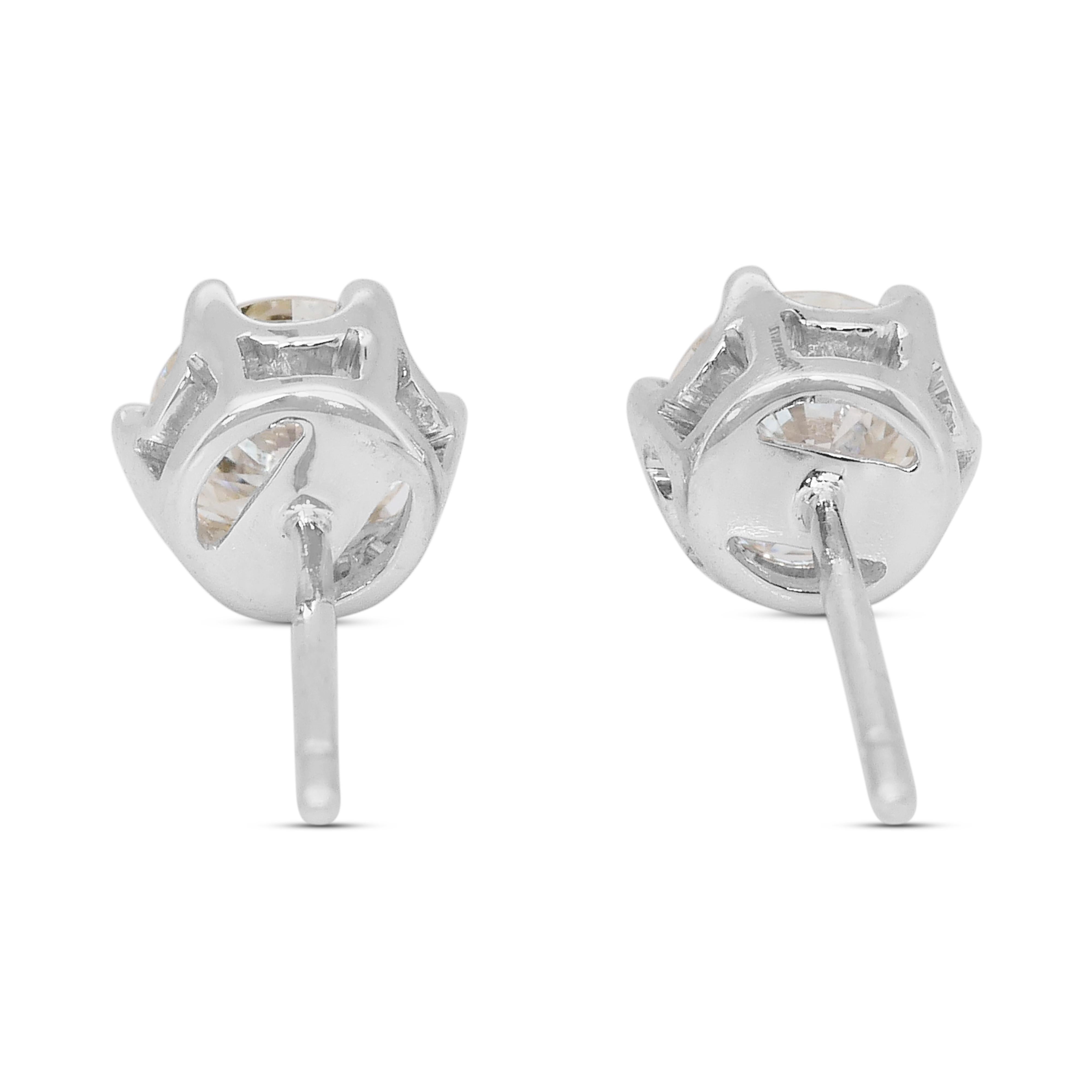 Orecchini classici con diamanti da 1,50 carati in oro bianco 18 carati - certificati IGI in vendita 1
