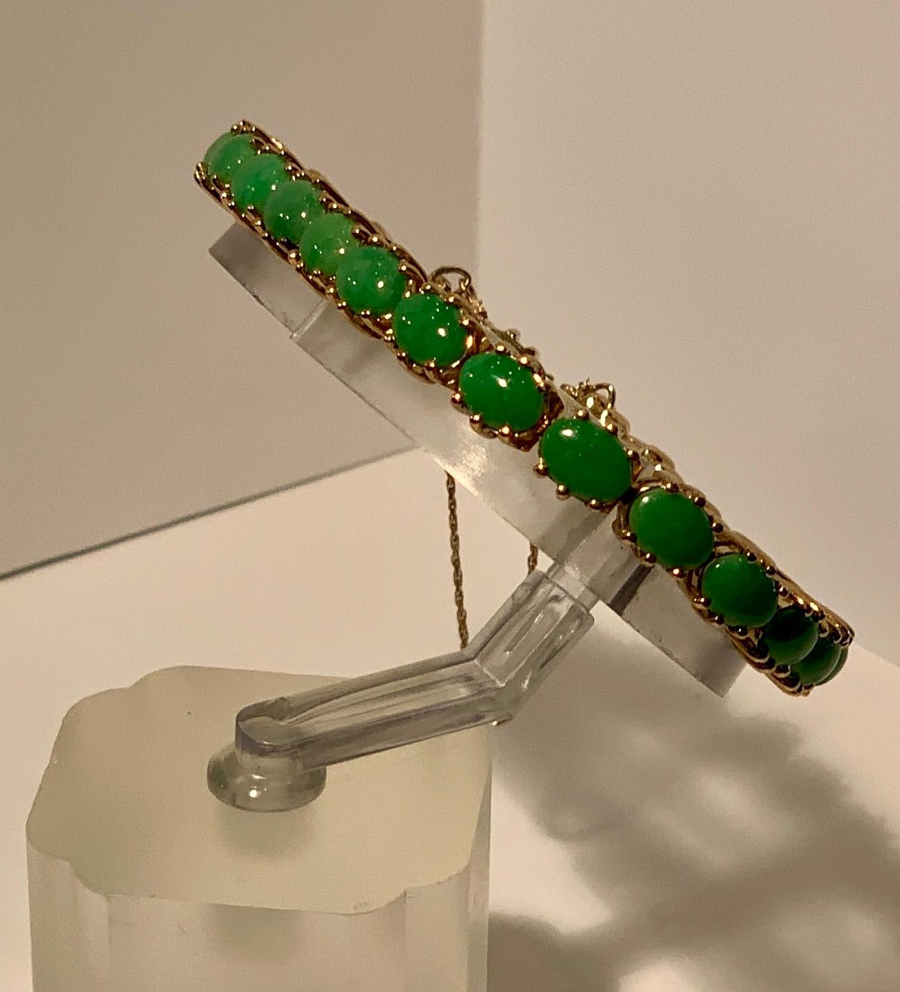 Classic 15.75 Carat Apple Green Jade Yellow Gold Cabochon Tennis Bracelet 6