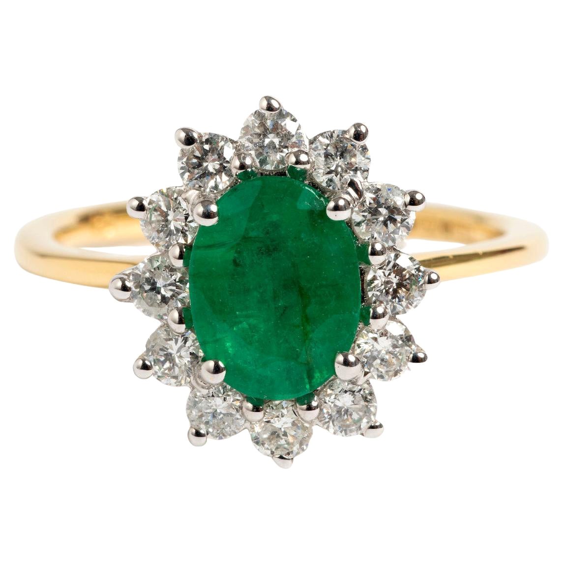 Bague classique en grappe d'émeraudes et de diamants de 18 carats